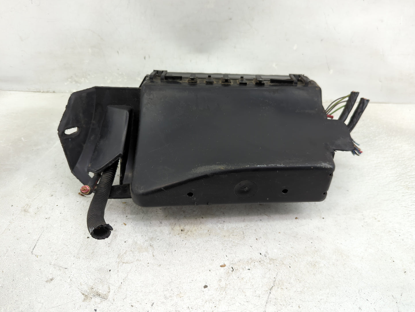 2002-2003 Pontiac Grand Prix Fusebox Fuse Box Panel Relay Module P/N:15441920 15404332 Fits Fits 2002 2003 OEM Used Auto Par