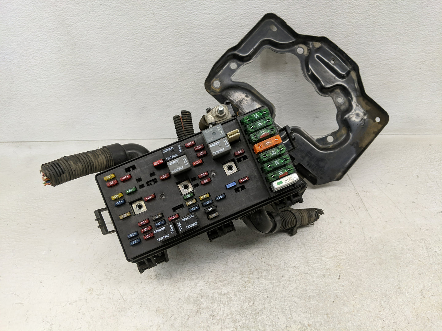 2002 Saturn L300 Fusebox Fuse Box Panel Relay Module Fits OEM Used Auto Parts - Oemusedautoparts1.com