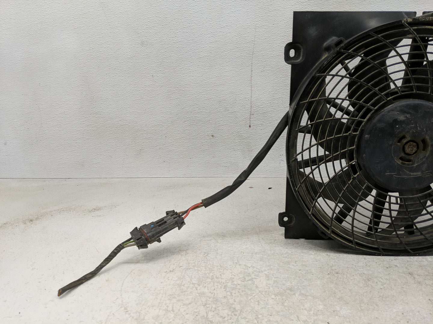 2000 Saturn Ls Electric Radiator Cooling Fan Motor Assembly P/N:232-034-01 Fits Fits 2001 2002 2003 2004 OEM Used Auto Parts