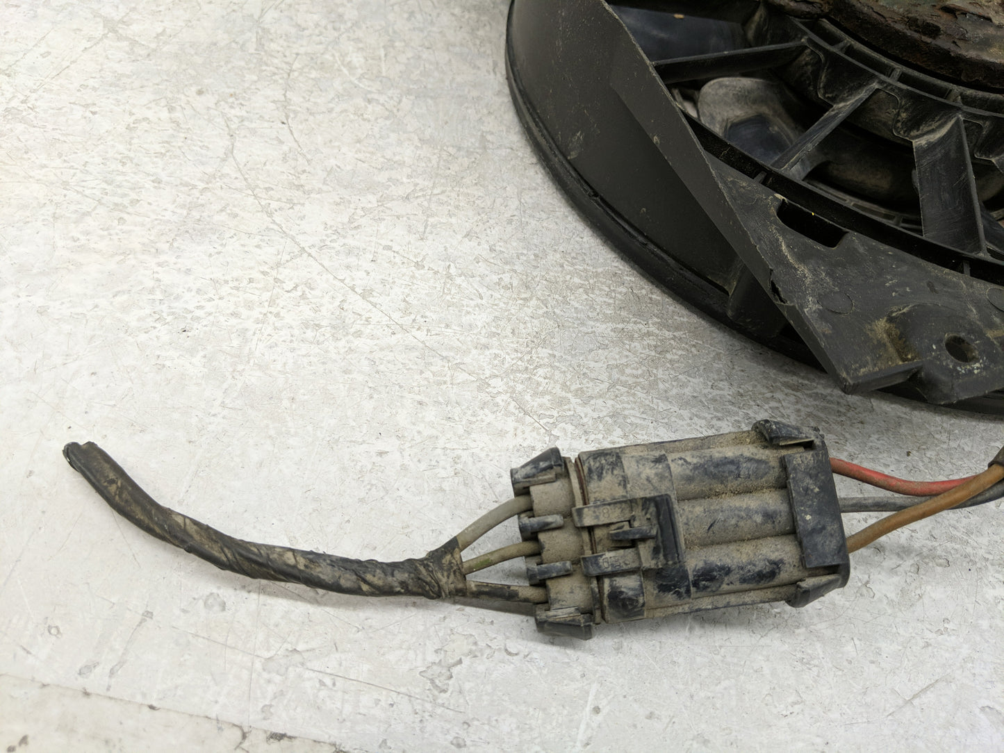 2000 Saturn Ls Electric Radiator Cooling Fan Motor Assembly P/N:232-034-01 Fits Fits 2001 2002 2003 2004 OEM Used Auto Parts