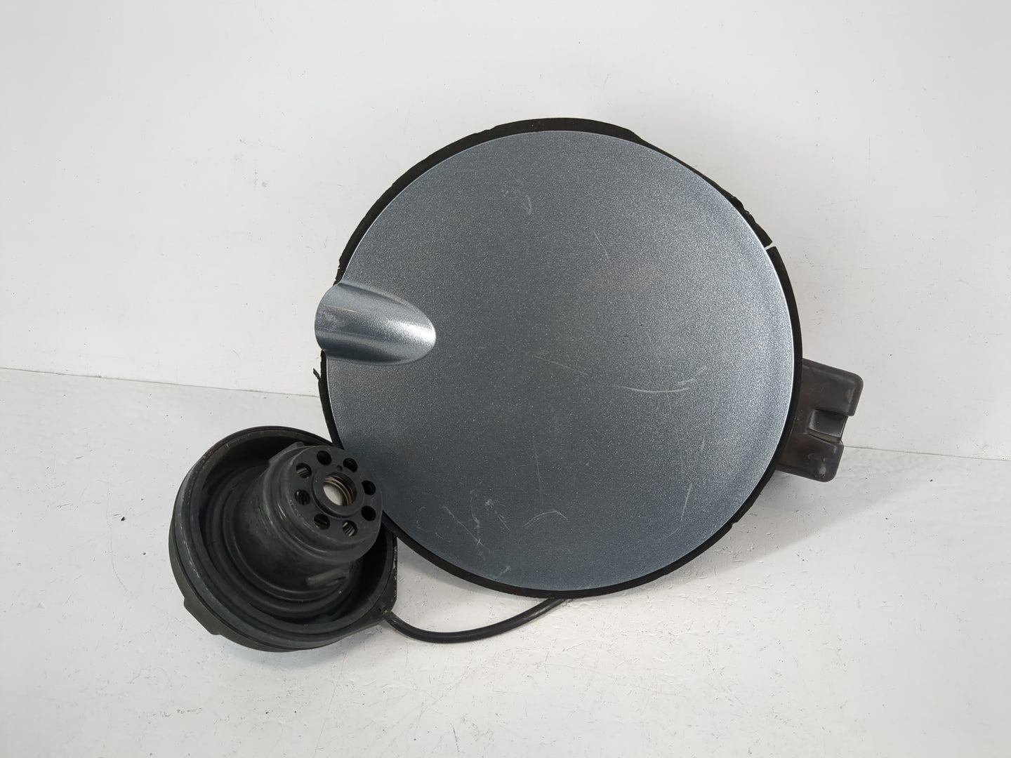 2002 Saturn Ls Fuel Tank Door Lid Gas Tank - Oemusedautoparts1.com