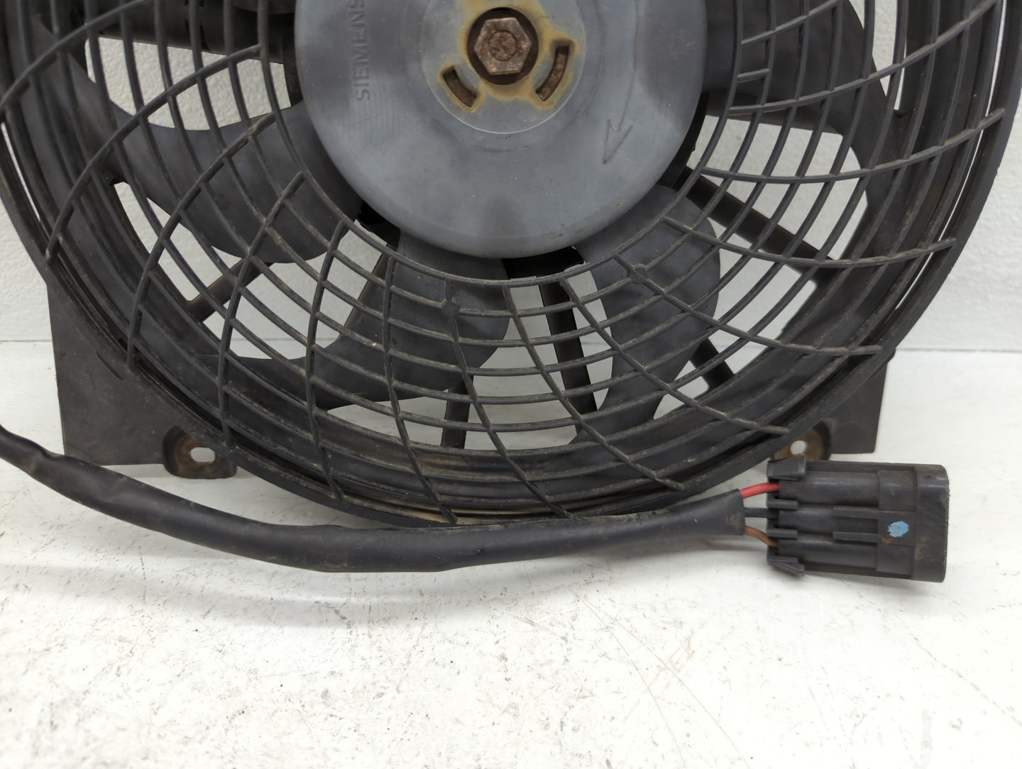 2000 Saturn Ls Electric Radiator Cooling Fan Motor Assembly P/N:232-034-01 Fits Fits 2001 2002 2003 2004 2005 OEM Used Auto 