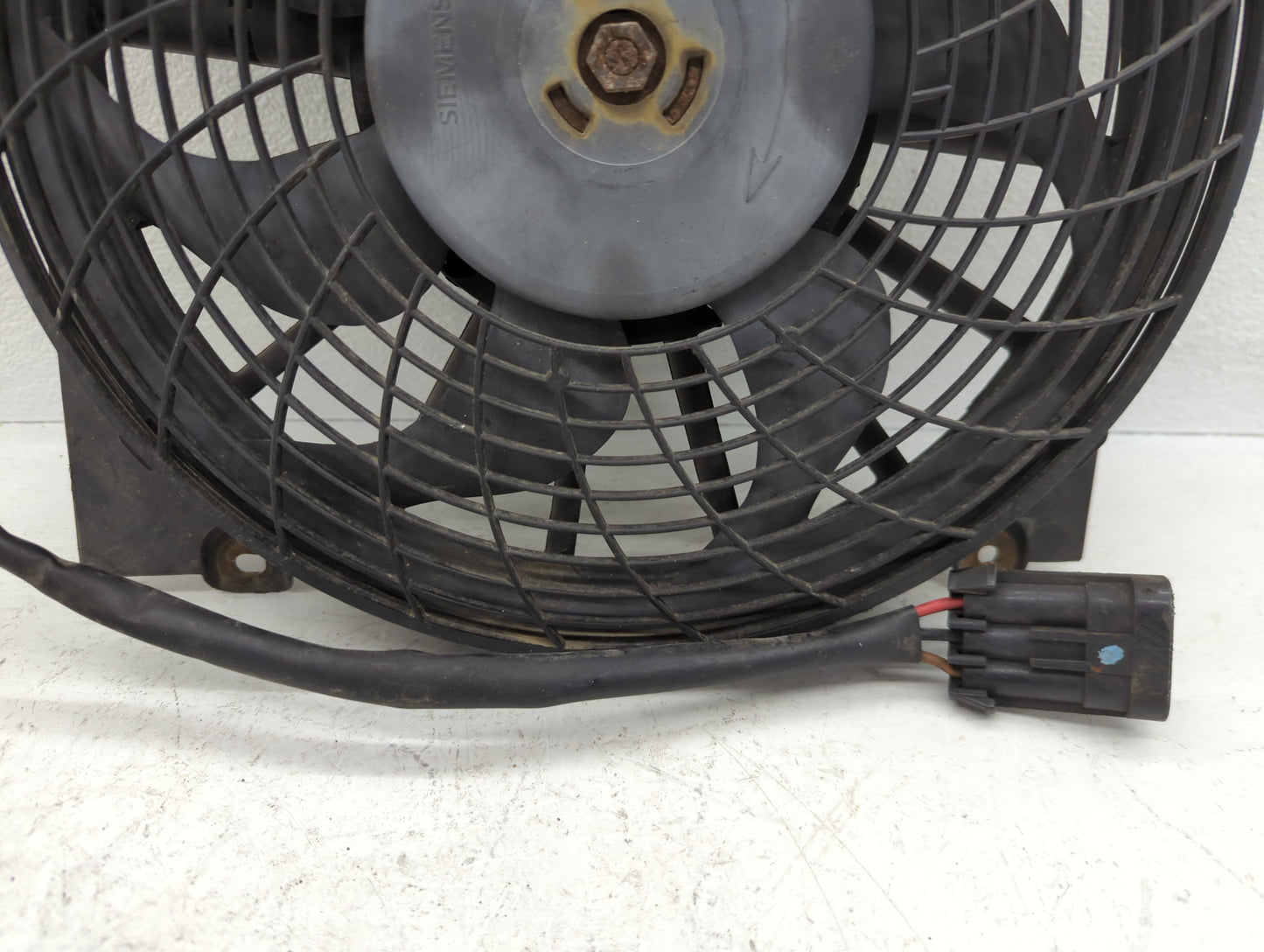 2000 Saturn Ls Electric Radiator Cooling Fan Motor Assembly P/N:232-034-01 Fits Fits 2001 2002 2003 2004 2005 OEM Used Auto 