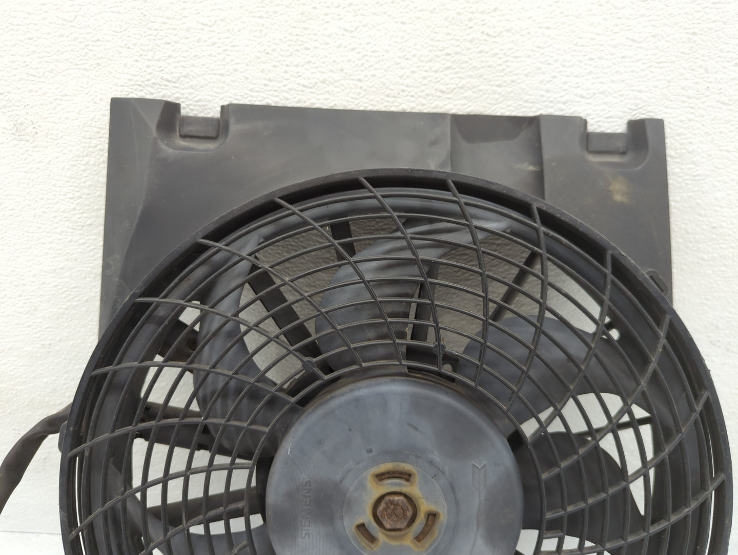 2000 Saturn Ls Electric Radiator Cooling Fan Motor Assembly P/N:232-034-01 Fits Fits 2001 2002 2003 2004 2005 OEM Used Auto 