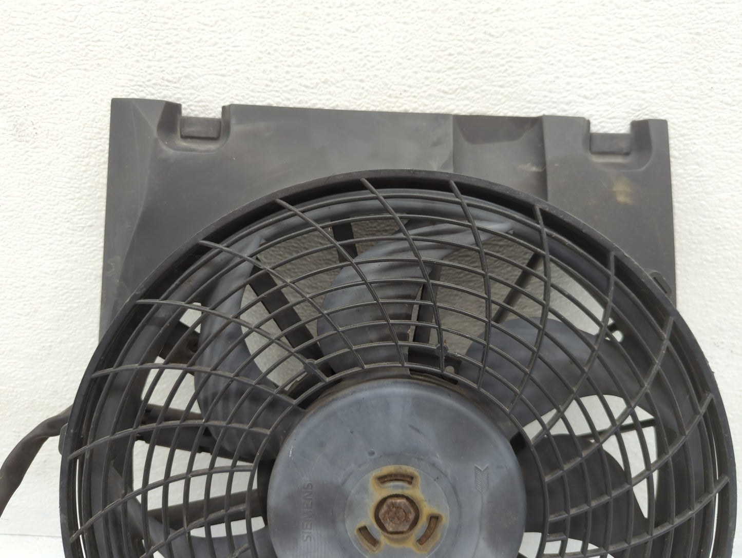 2000 Saturn Ls Electric Radiator Cooling Fan Motor Assembly P/N:232-034-01 Fits Fits 2001 2002 2003 2004 2005 OEM Used Auto 