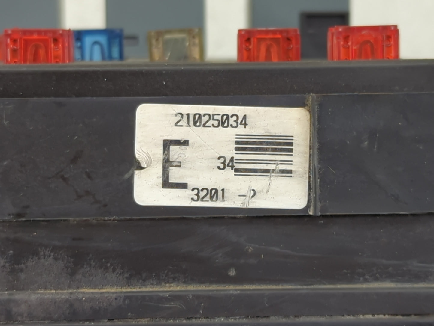 2002 Saturn S-Series Fusebox Fuse Box Panel Relay Module P/N:15328707 21025034 Fits Fits 2000 2001 OEM Used Auto Parts - Oem