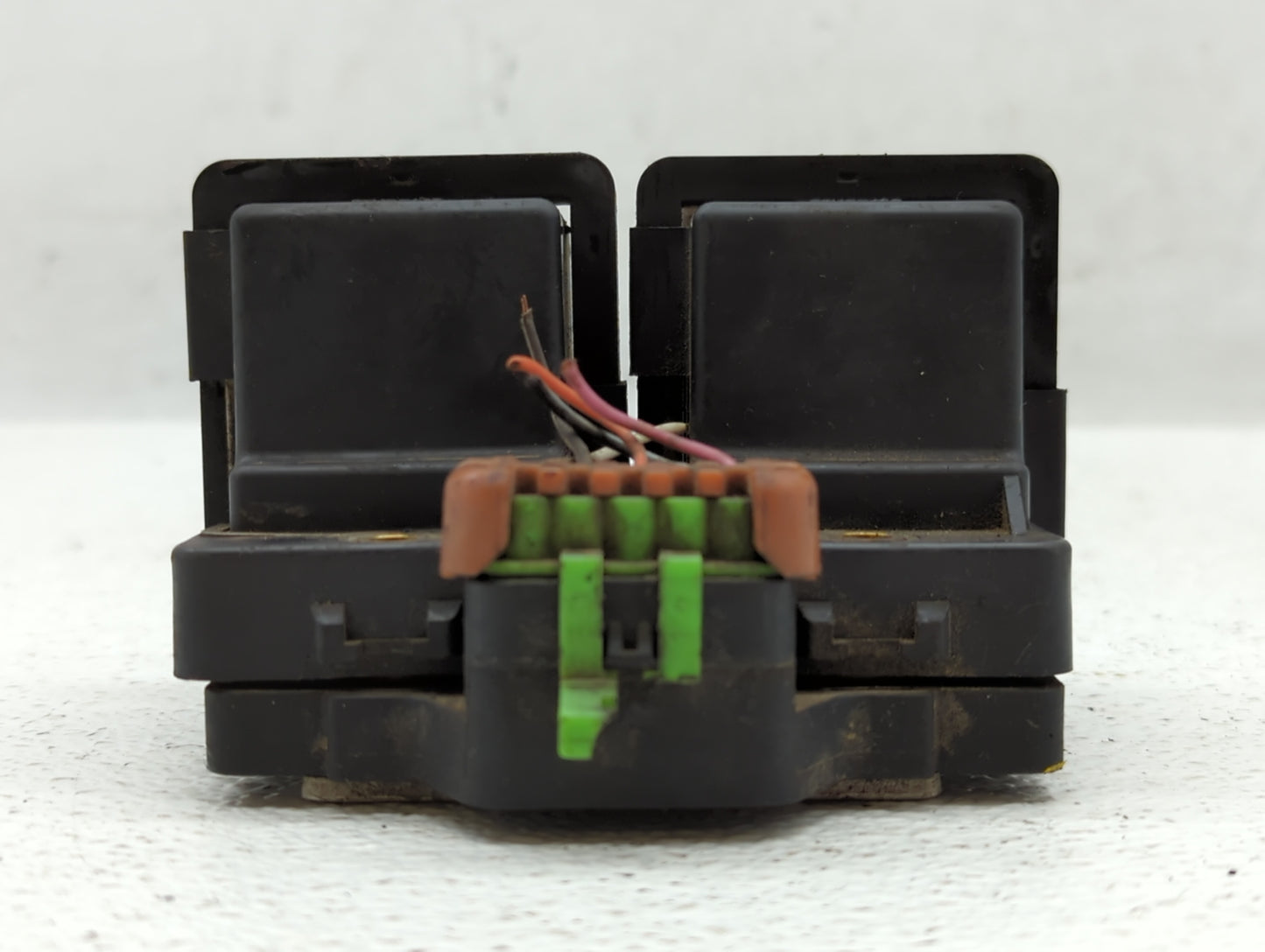 2000-2002 Saturn Sl Fusebox Fuse Box Panel Relay Module P/N:21025034 21025036 Fits Fits 2000 2001 2002 OEM Used Auto Parts -