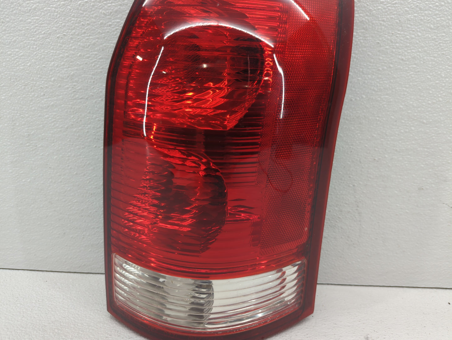 2002-2003 Saturn Vue Tail Light Assembly Passenger Right OEM P/N:22692371 22711438 Fits Fits 2002 2003 OEM Used Auto Parts -