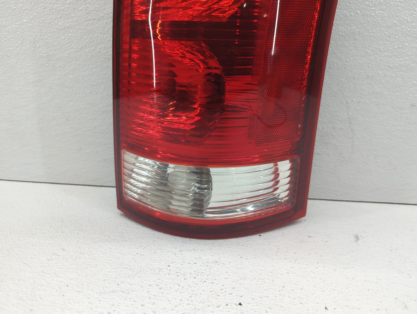 2002-2003 Saturn Vue Tail Light Assembly Passenger Right OEM P/N:22692371 22711438 Fits Fits 2002 2003 OEM Used Auto Parts -