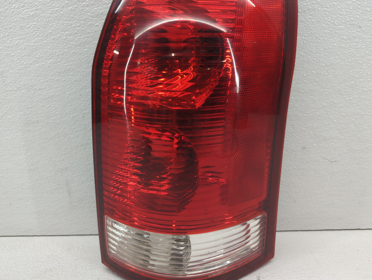 2002-2003 Saturn Vue Tail Light Assembly Driver Left OEM P/N:22692371 22711438 Fits Fits 2002 2003 OEM Used Auto Parts - Oem