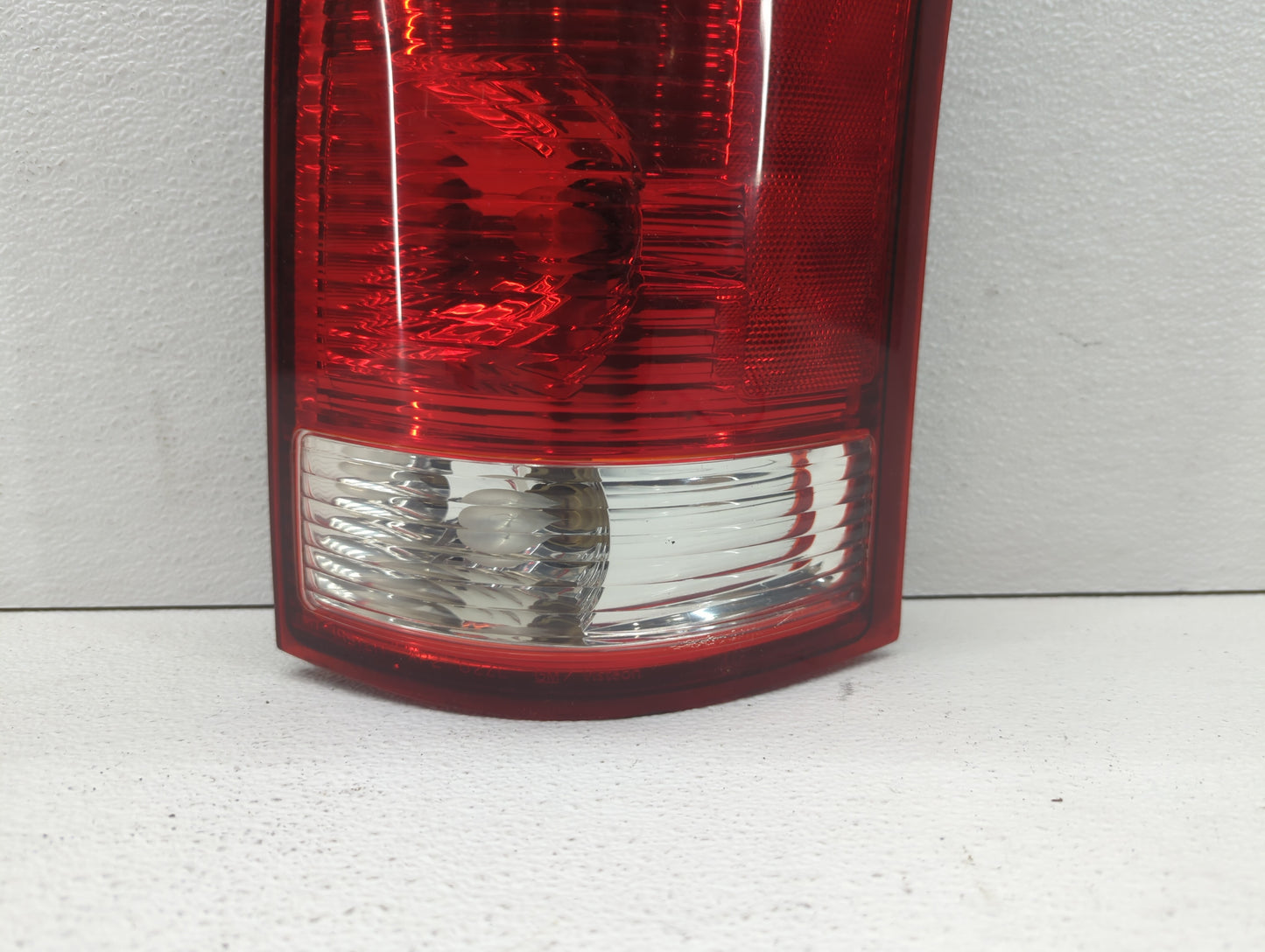 2002-2003 Saturn Vue Tail Light Assembly Driver Left OEM P/N:22692371 22711438 Fits Fits 2002 2003 OEM Used Auto Parts - Oem