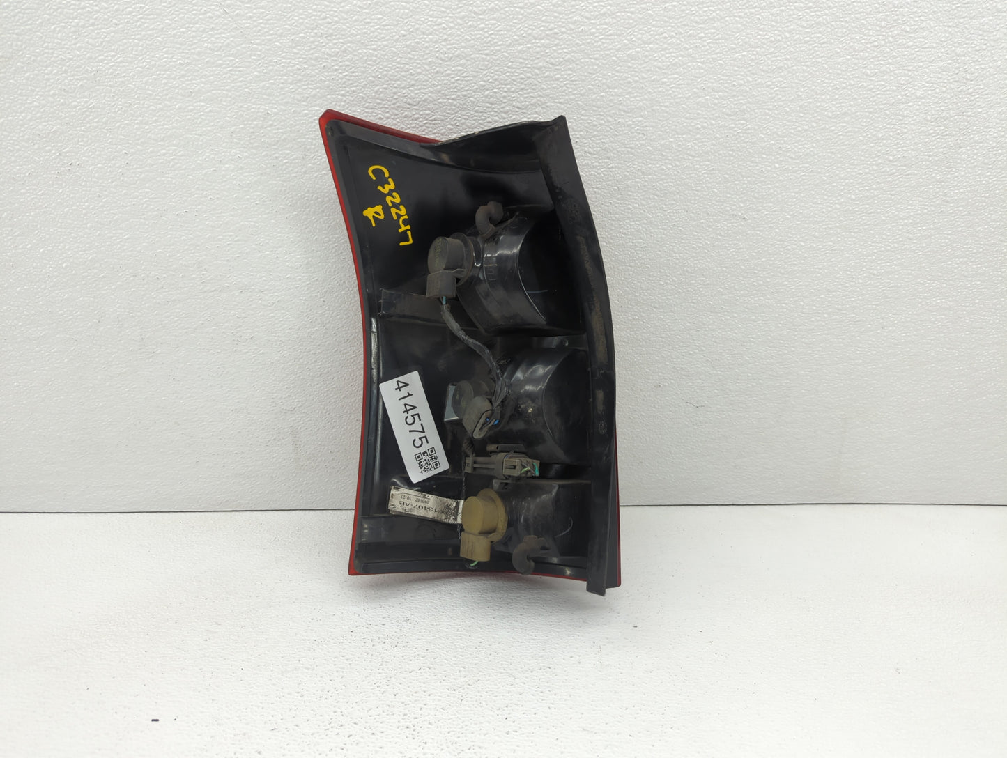 2002-2003 Saturn Vue Tail Light Assembly Driver Left OEM P/N:22692371 22711438 Fits Fits 2002 2003 OEM Used Auto Parts - Oem
