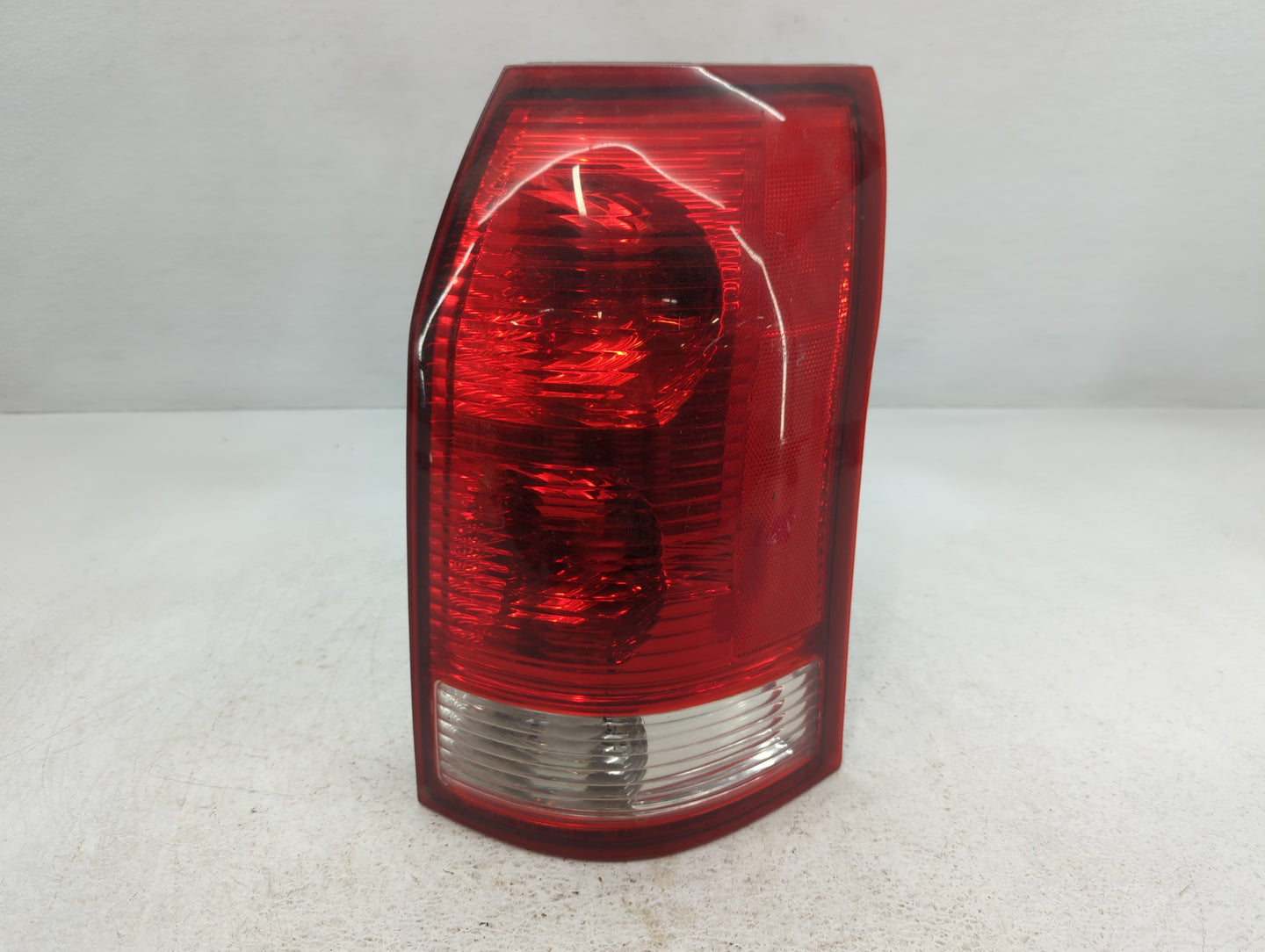2002-2003 Saturn Vue Tail Light Assembly Passenger Right OEM P/N:CX-13407-AB Fits Fits 2002 2003 OEM Used Auto Parts - Oemus