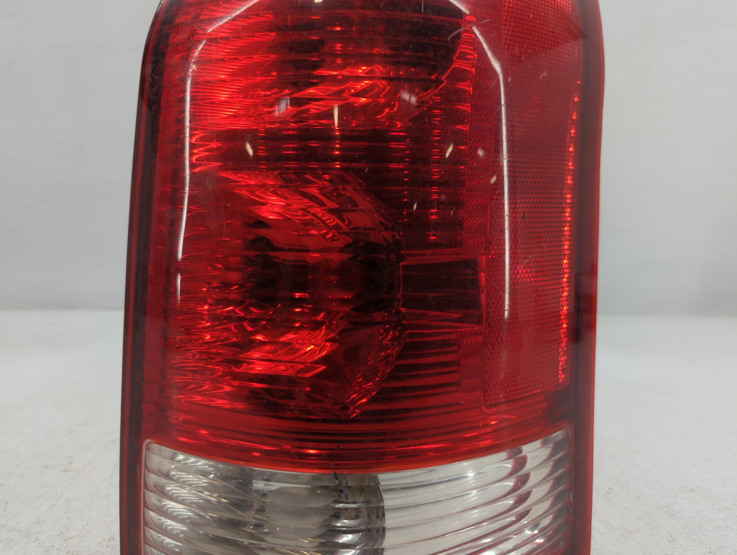 2002-2003 Saturn Vue Tail Light Assembly Passenger Right OEM P/N:CX-13407-AB Fits Fits 2002 2003 OEM Used Auto Parts - Oemus
