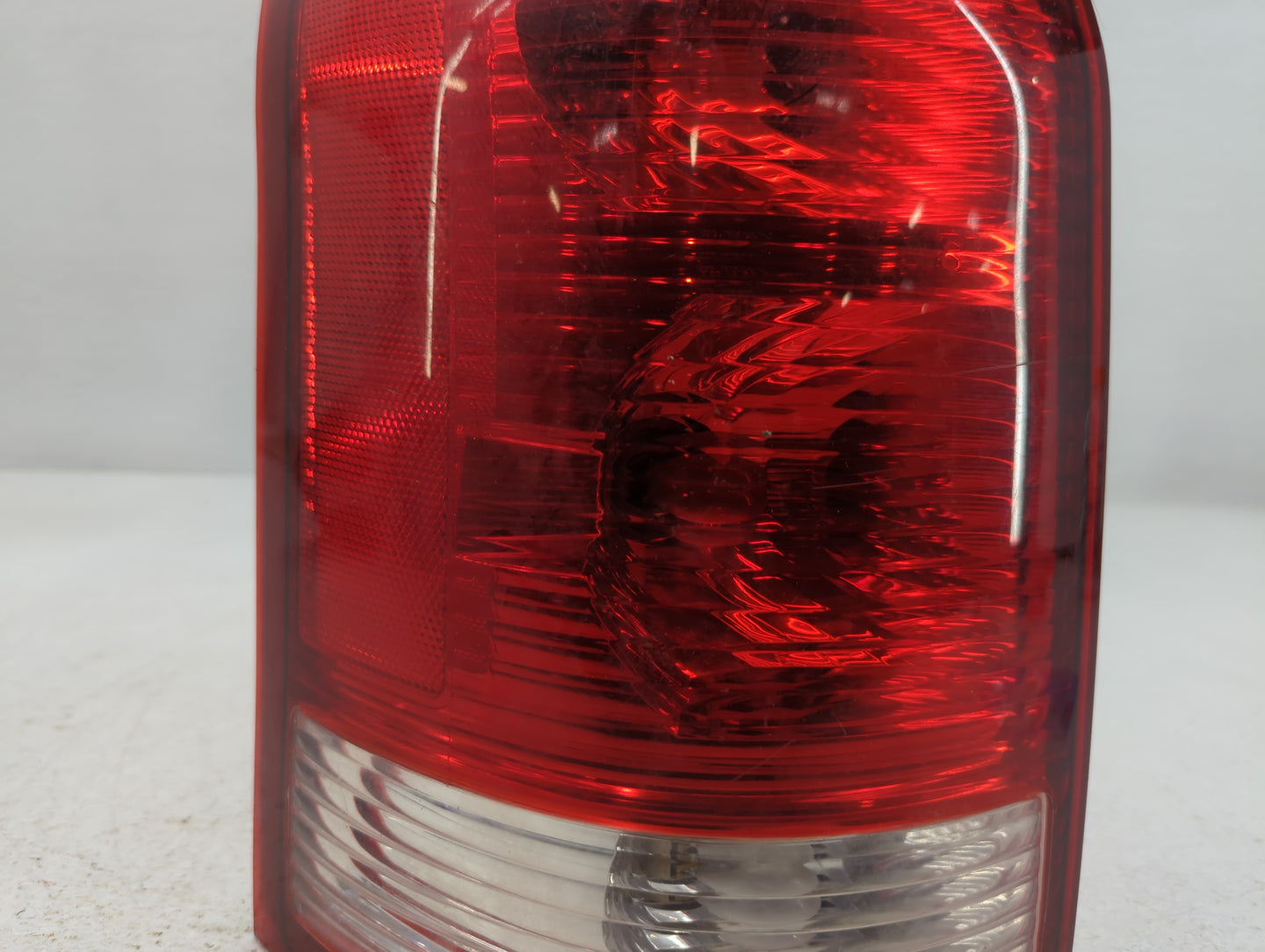2002-2003 Saturn Vue Rear Center Lid Brake Light Tail Light P/N:2GCX-13407-AB Fits Fits 2002 2003 OEM Used Auto Parts - Oemu