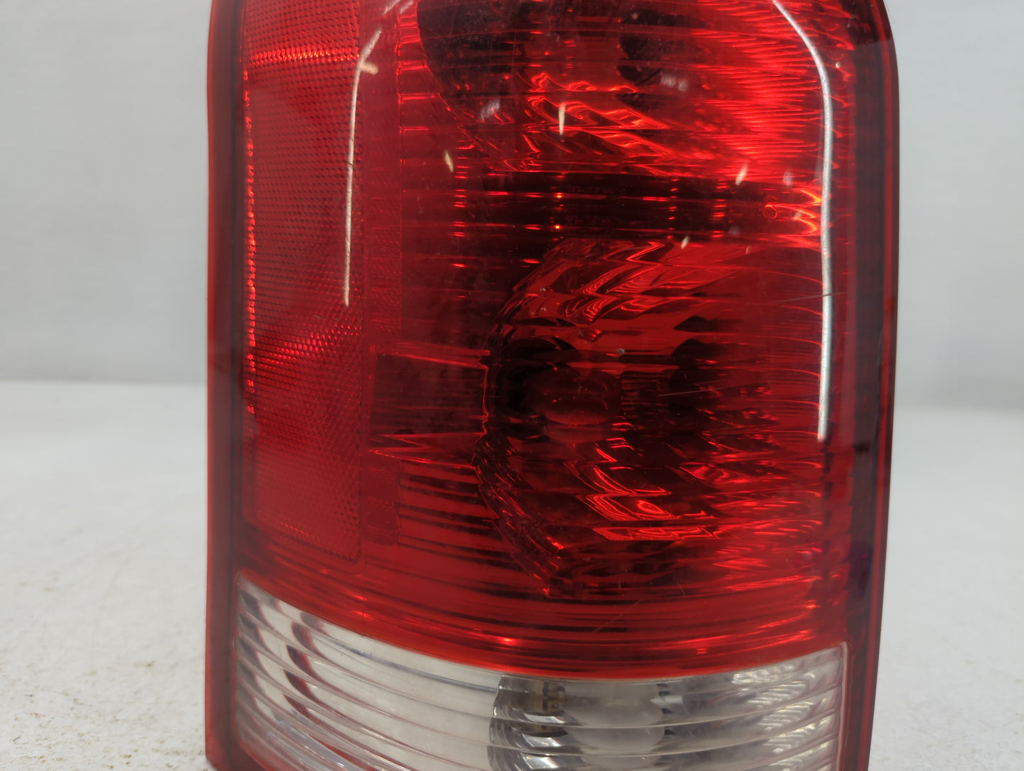 2002-2003 Saturn Vue Rear Center Lid Brake Light Tail Light P/N:2GCX-13407-AB Fits Fits 2002 2003 OEM Used Auto Parts - Oemu