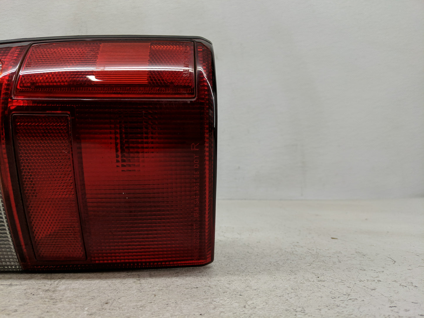 1999-2003 Suzuki Vitara Tail Light Assembly Passenger Right OEM P/N:220-32077 Fits Fits 1999 2000 2001 2002 2003 OEM Used Au