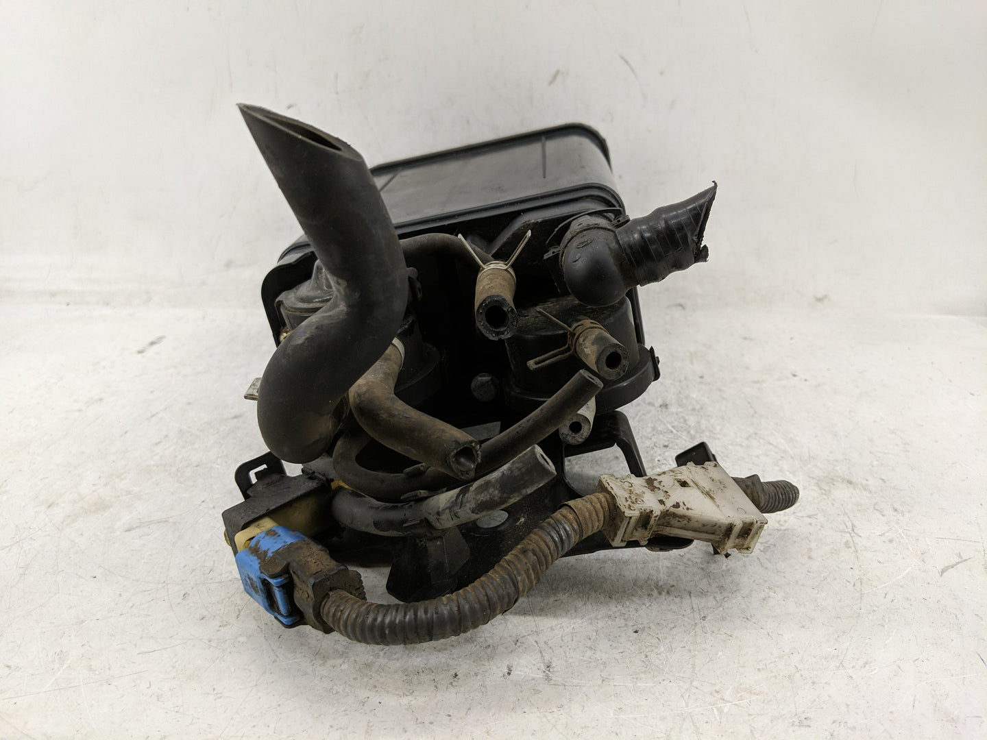 2002 Toyota Camry Fuel Vapor Charcoal Canister - Oemusedautoparts1.com
