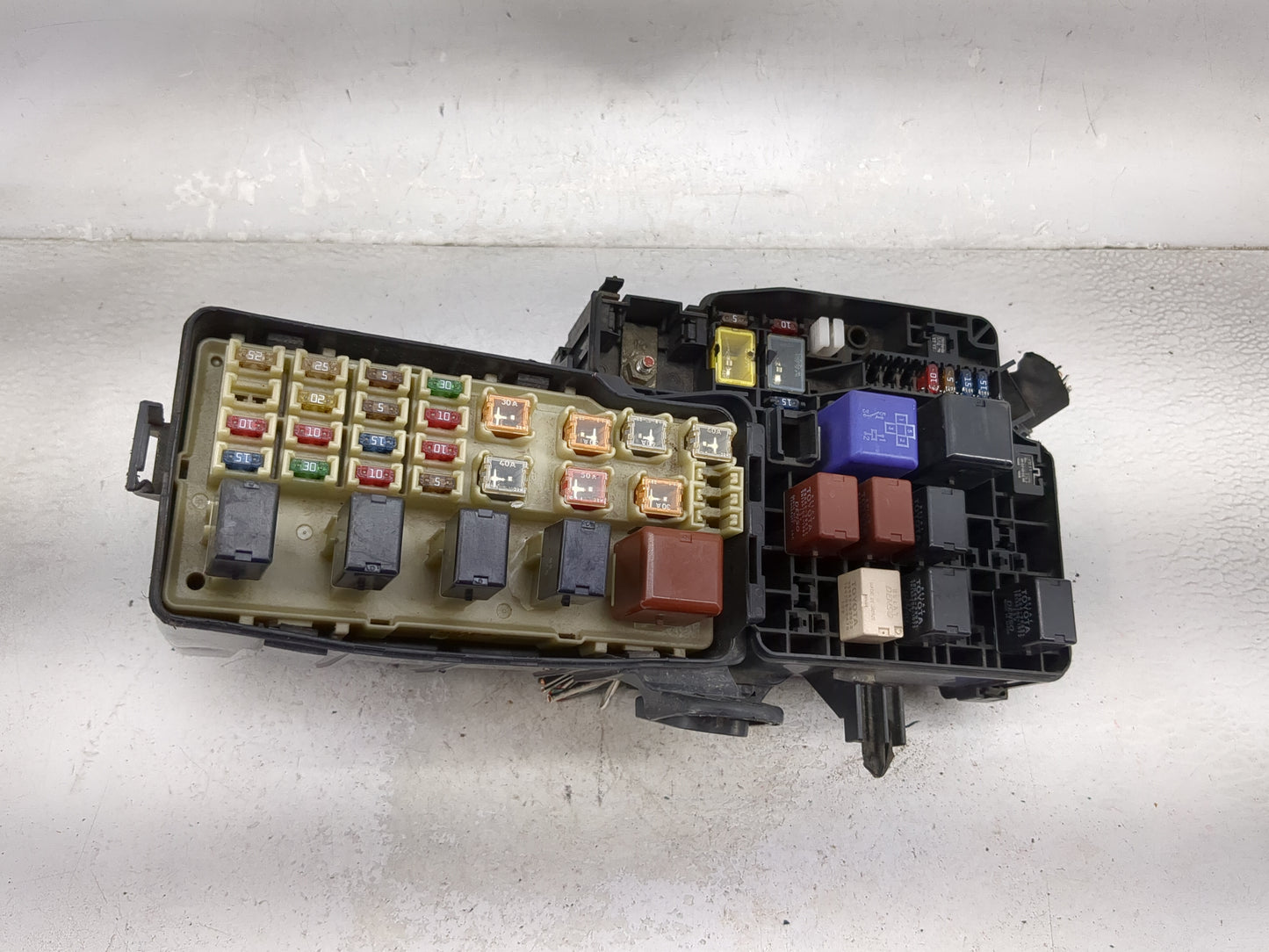 2002-2004 Toyota Camry Fusebox Fuse Box Panel Relay Module Fits Fits 2002 2003 2004 OEM Used Auto Parts - Oemusedautoparts1.