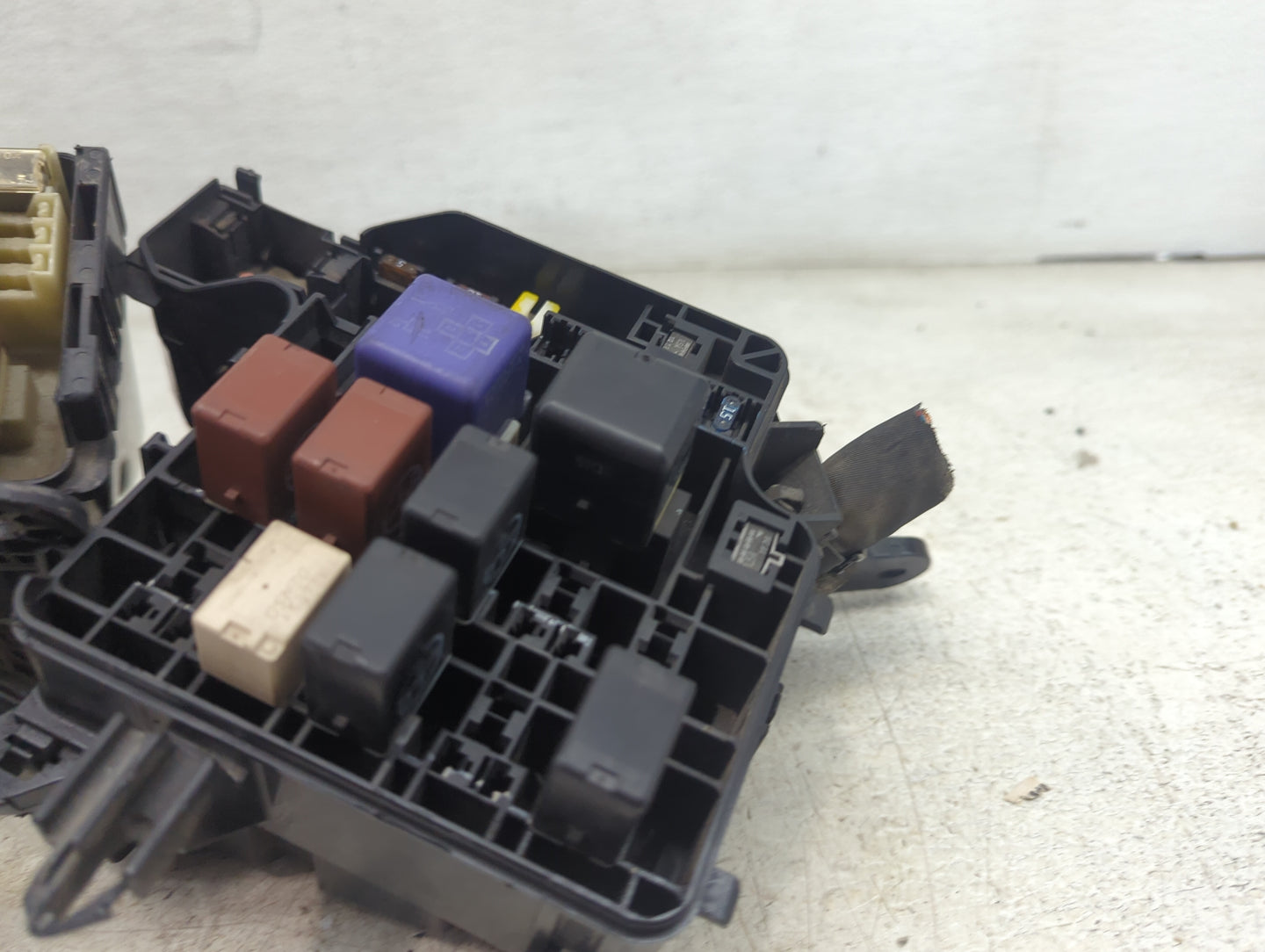 2002 Toyota Camry Fusebox Fuse Box Panel Relay Module Fits OEM Used Auto Parts - Oemusedautoparts1.com