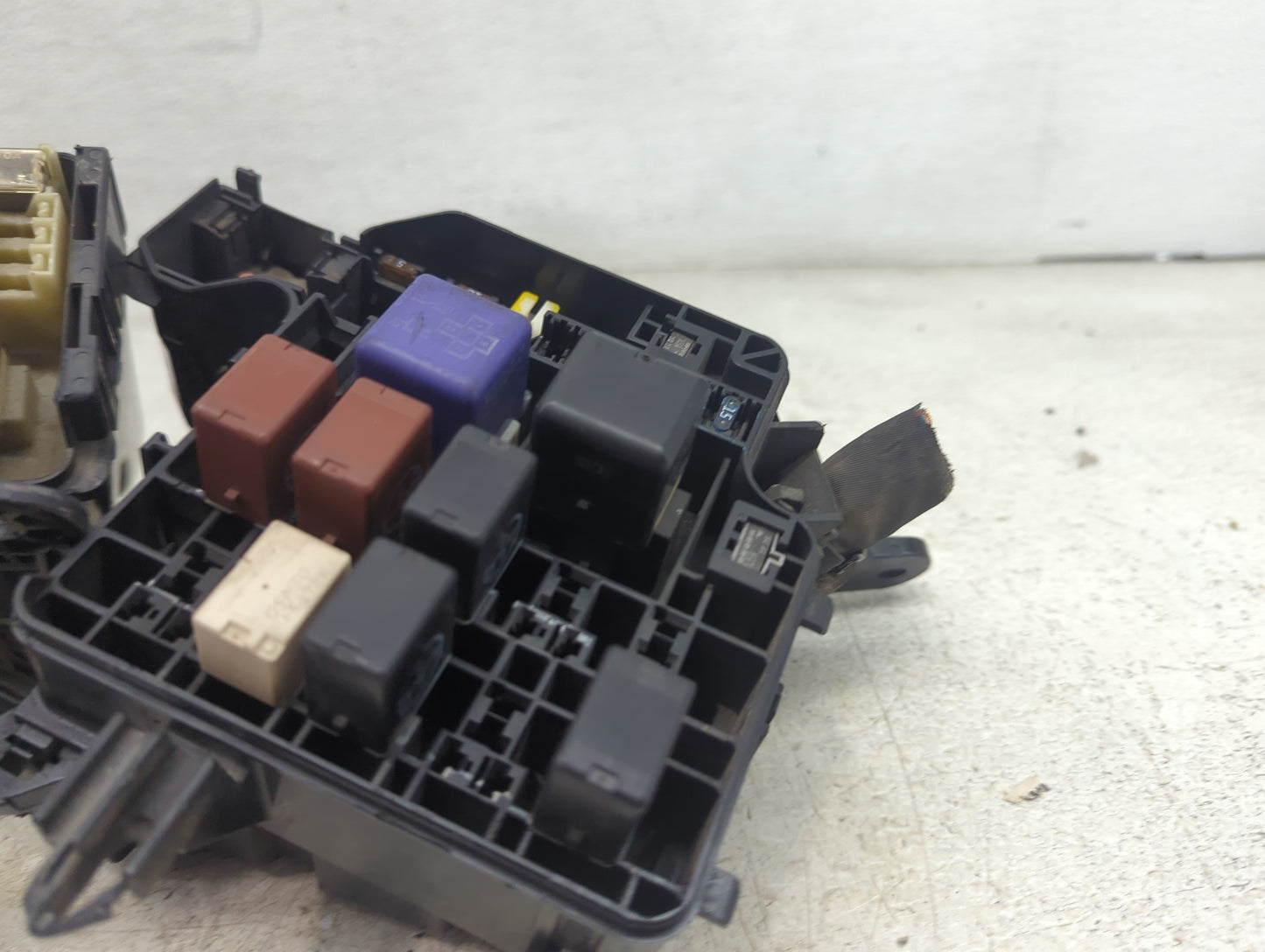 2002 Toyota Camry Fusebox Fuse Box Panel Relay Module Fits OEM Used Auto Parts - Oemusedautoparts1.com