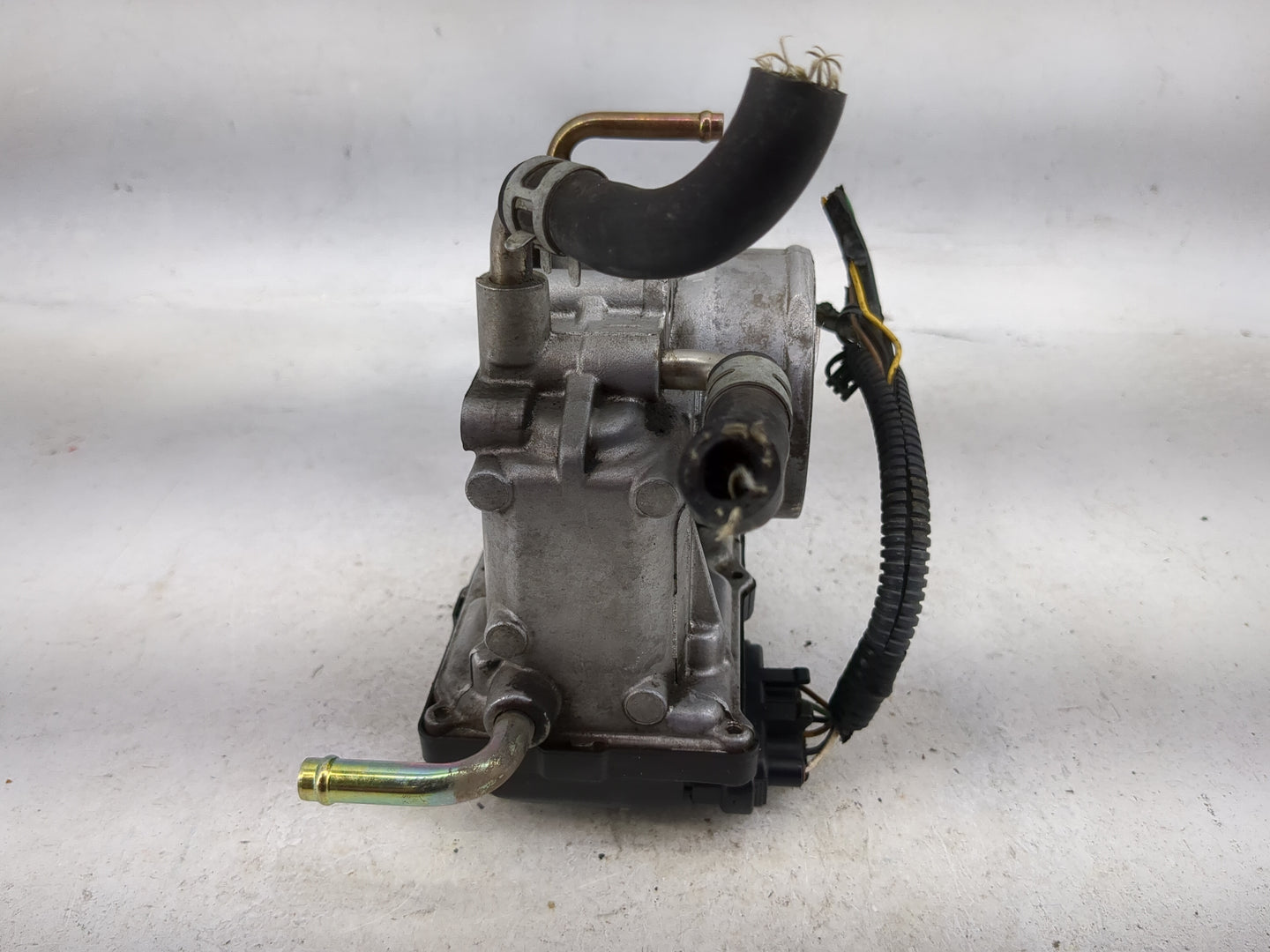 2002-2003 Toyota Camry Throttle Body P/N:22030-0H010 Fits Fits 2002 2003 OEM Used Auto Parts - Oemusedautoparts1.com