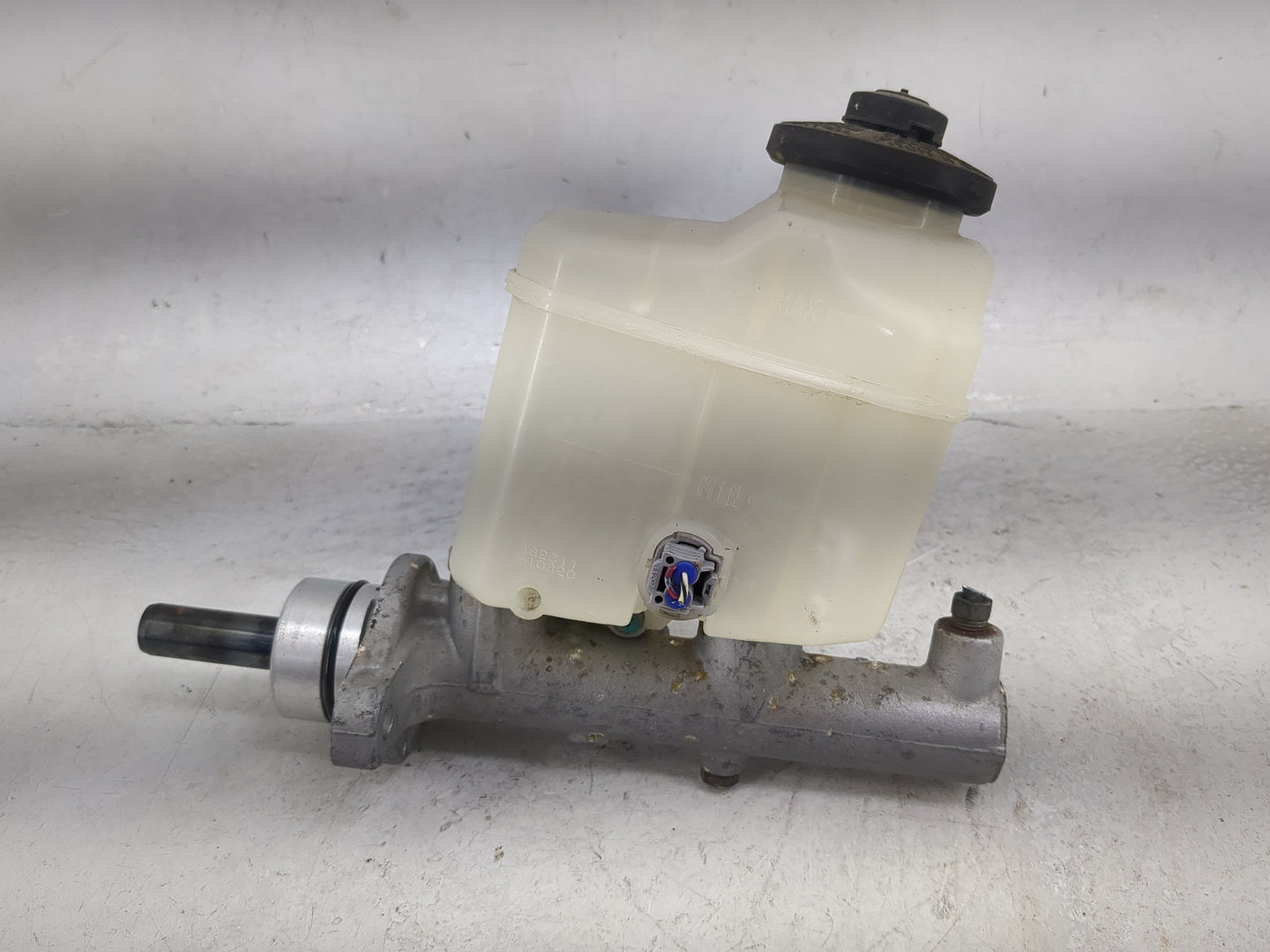 2002 Toyota Camry Brake Master Cylinder - Oemusedautoparts1.com