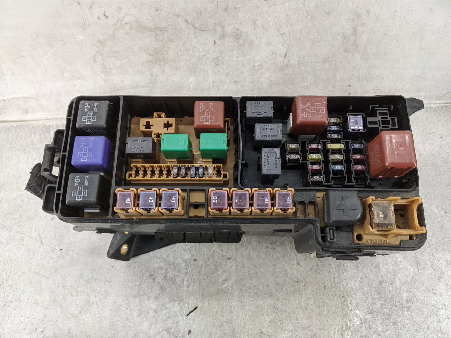 2001-2003 Toyota Highlander Fusebox Fuse Box Panel Relay Module Fits Fits 2001 2002 2003 OEM Used Auto Parts - Oemusedautopa