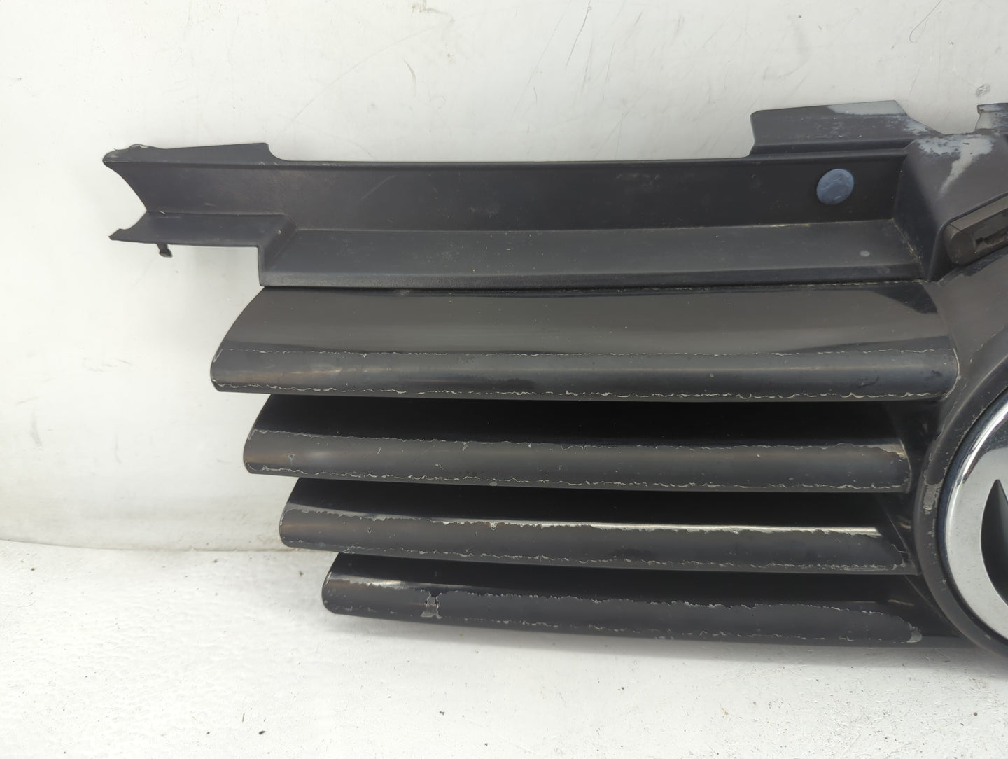 2001-2007 Volkswagen Jetta Front Grille Bumper Not Included - Oemusedautoparts1.com