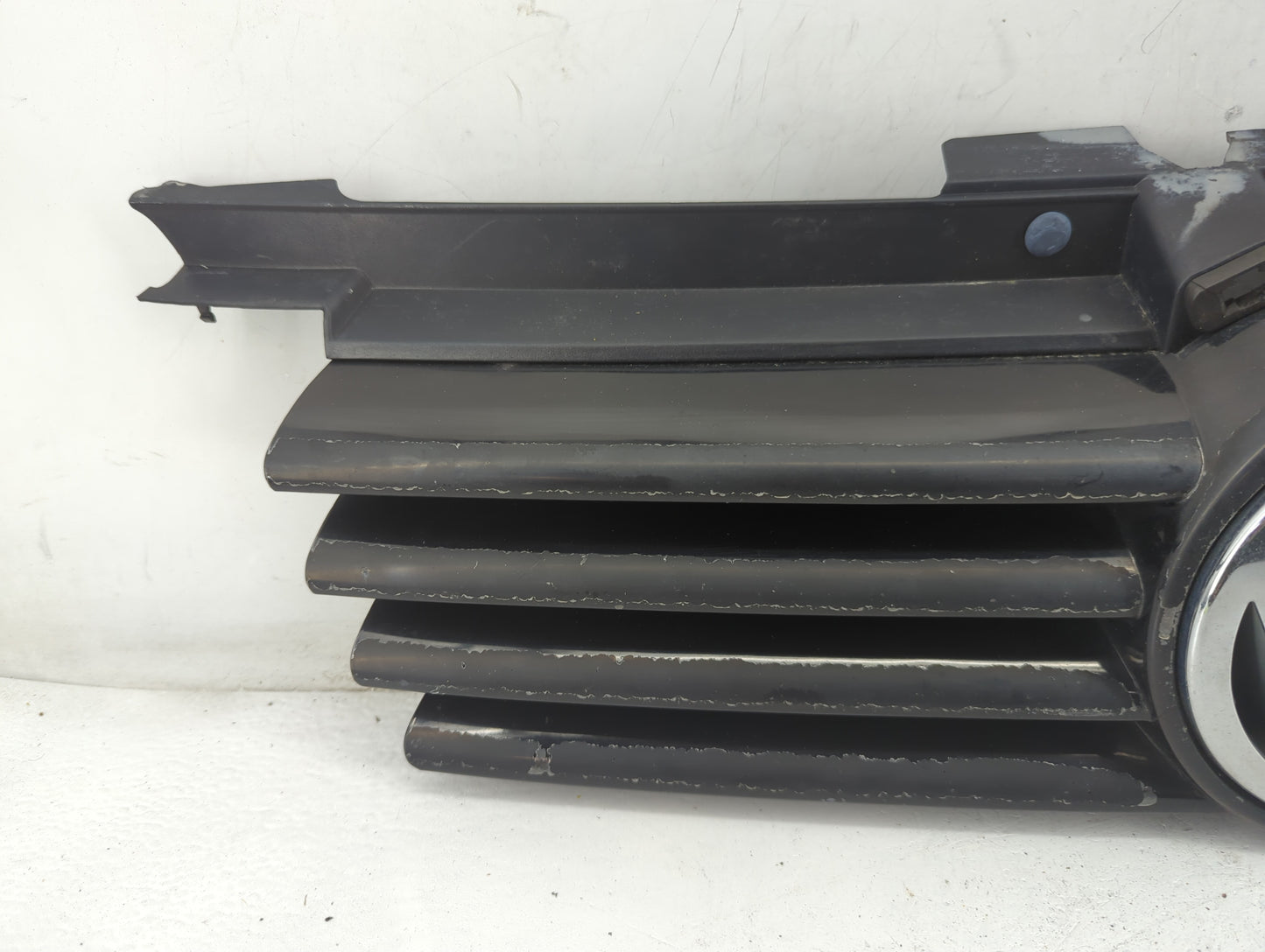 2001-2007 Volkswagen Jetta Front Grille Bumper Not Included - Oemusedautoparts1.com
