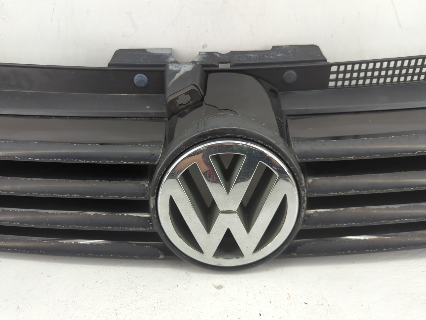 2001-2007 Volkswagen Jetta Front Grille Bumper Not Included - Oemusedautoparts1.com