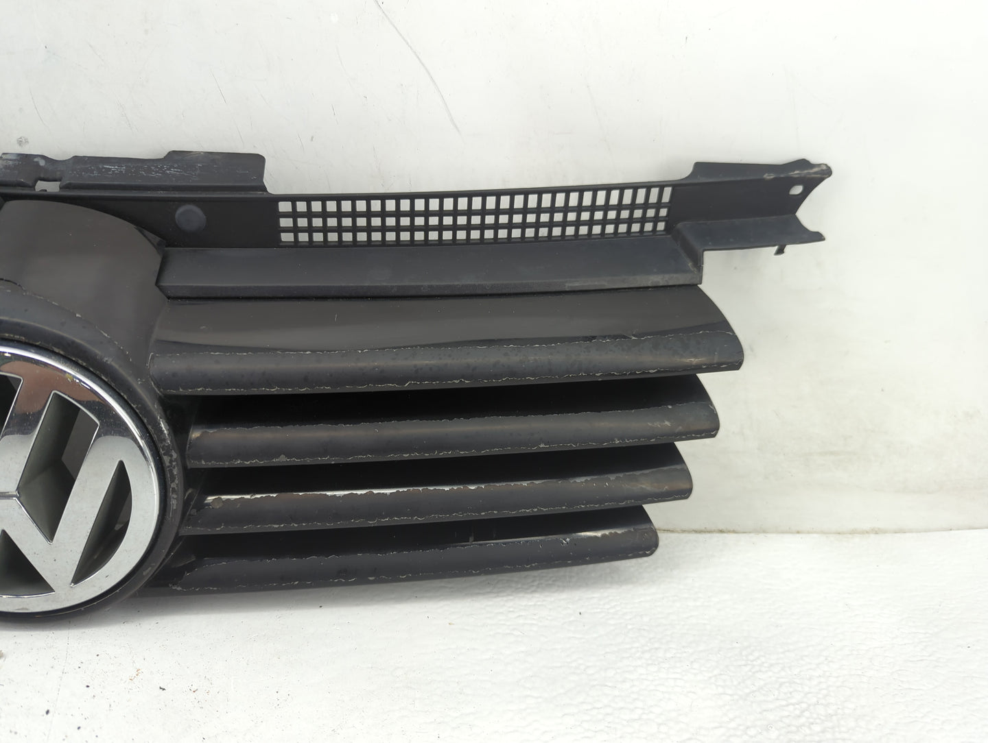2001-2007 Volkswagen Jetta Front Grille Bumper Not Included - Oemusedautoparts1.com