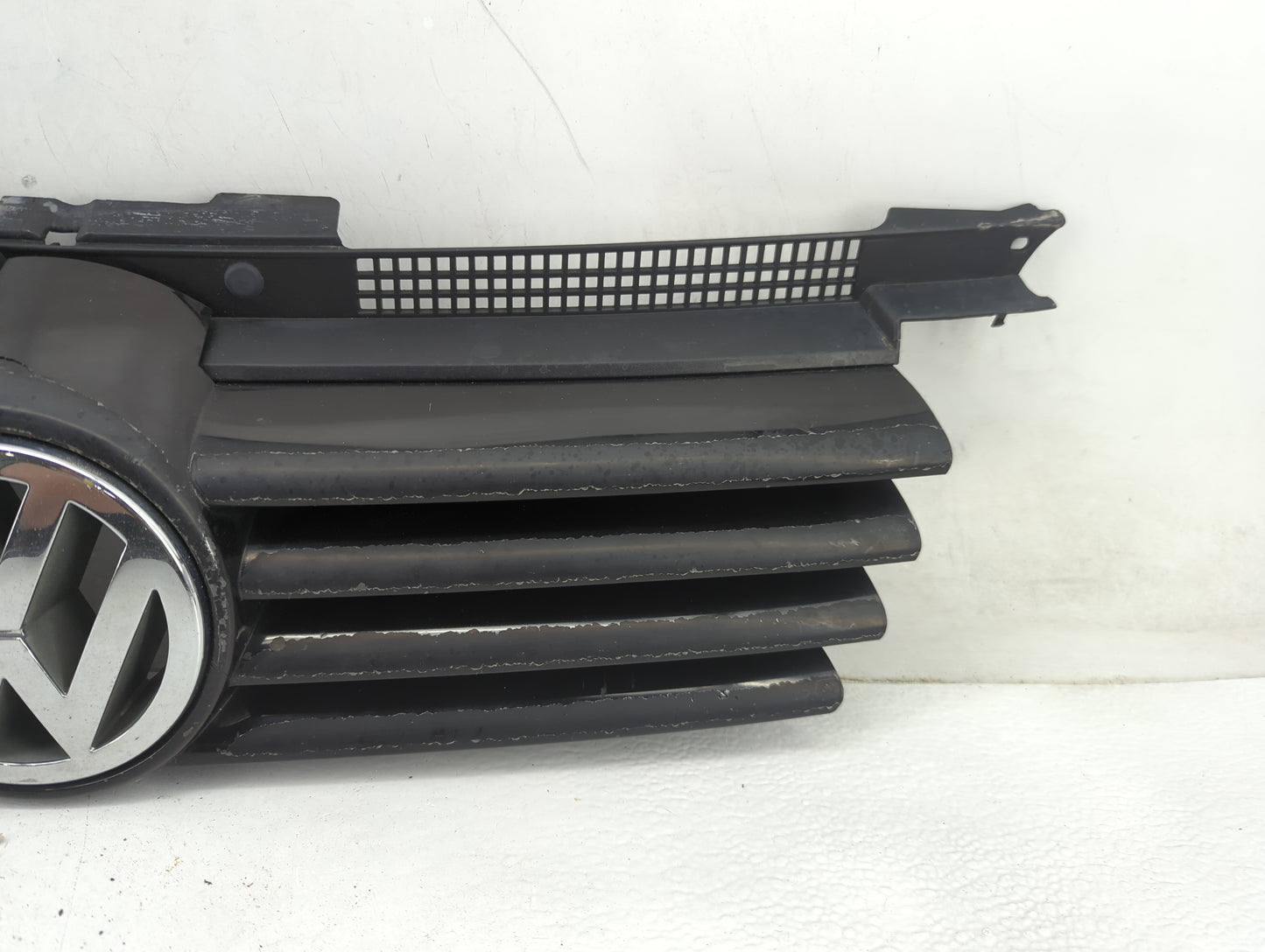 2001-2007 Volkswagen Jetta Front Grille Bumper Not Included - Oemusedautoparts1.com