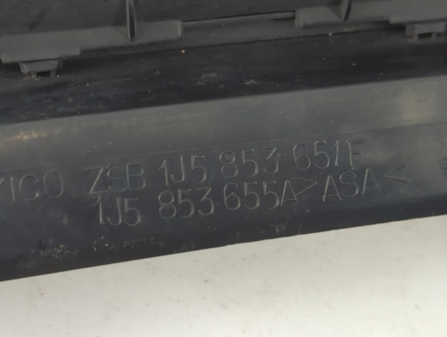 2001-2007 Volkswagen Jetta Front Grille Bumper Not Included - Oemusedautoparts1.com