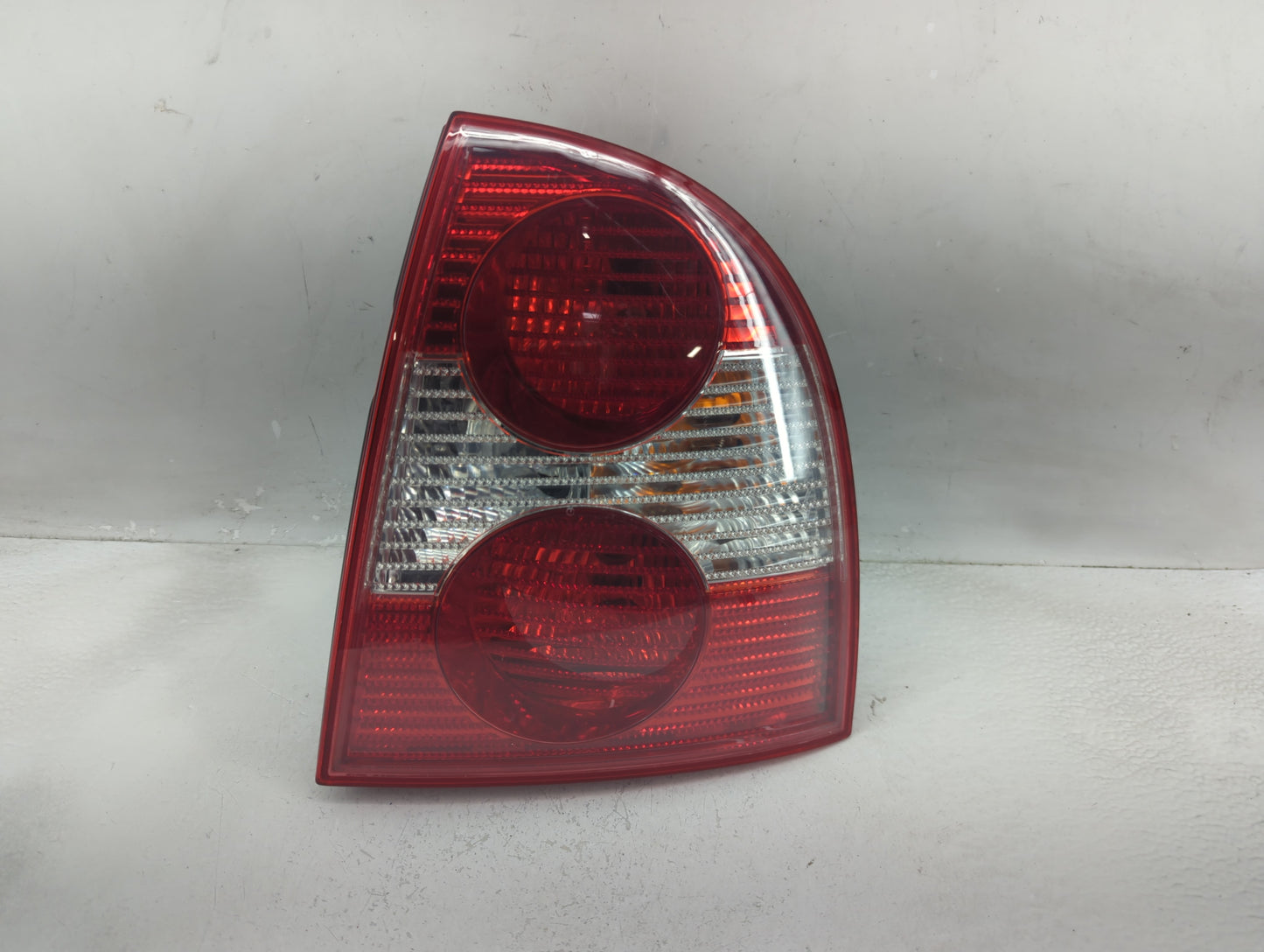 2001-2005 Volkswagen Passat Tail Light Assembly Passenger Right OEM P/N:28.40.80.15 Fits Fits 2001 2002 2003 2004 2005 OEM U