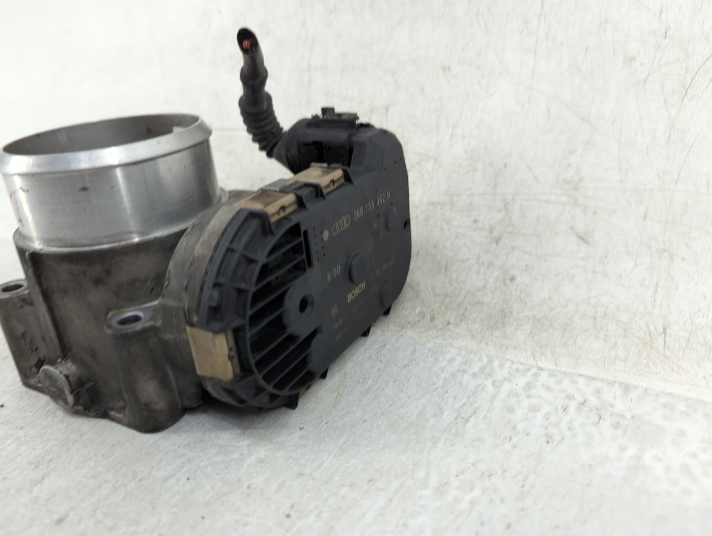 1999-2005 Volkswagen Passat Throttle Body P/N:06B 133 062 M Fits Fits 1999 2000 2001 2002 2003 2004 2005 2006 OEM Used Auto 
