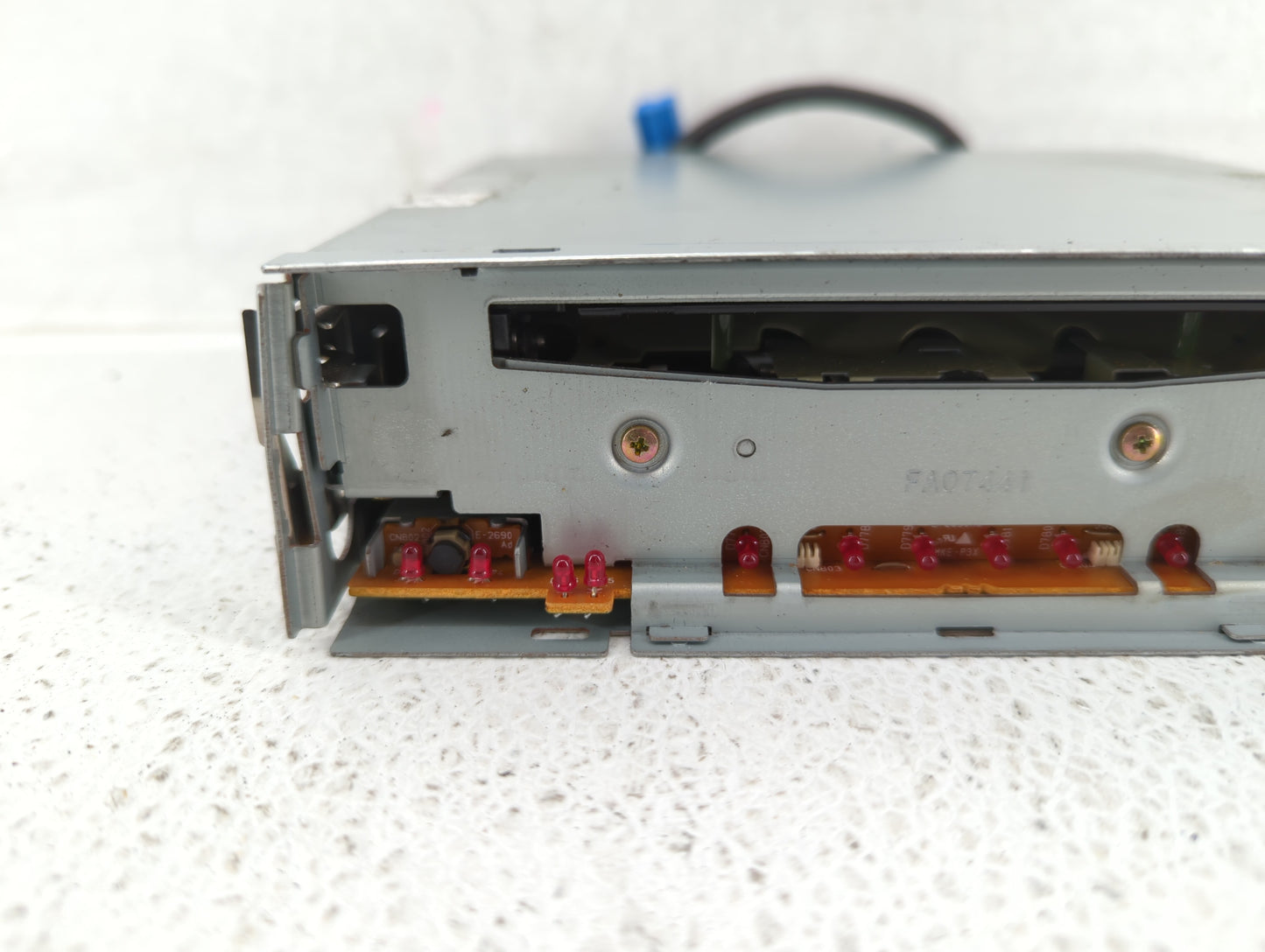 2000-2003 Volkswagen Passat Am Fm Cd Player Radio Receiver - Oemusedautoparts1.com