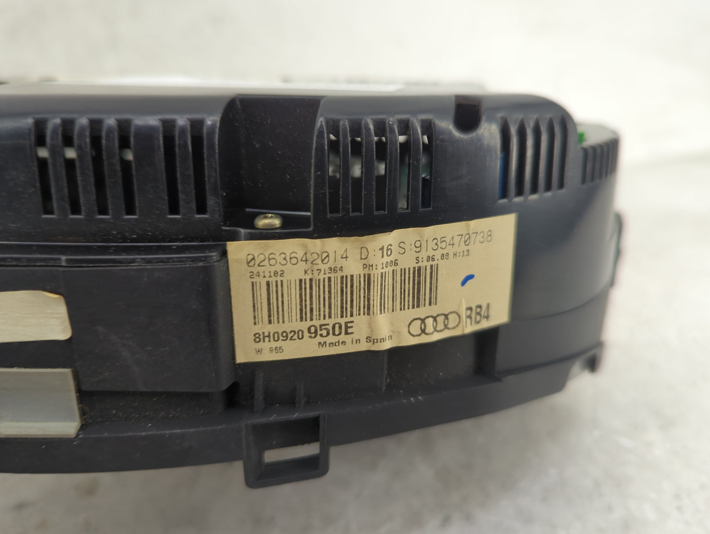 2003-2004 Audi A4 Instrument Cluster Speedometer Gauges P/N:8H0920950E 0263642014 Miles:124K Fits Fits 2003 2004 OEM Used Au