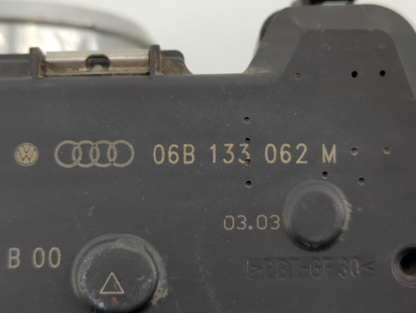 2000-2006 Audi A4 Throttle Body P/N:06B 133 062 M 7 502 444 Fits Fits 1999 2000 2001 2002 2003 2004 2005 2006 OEM Used Auto 