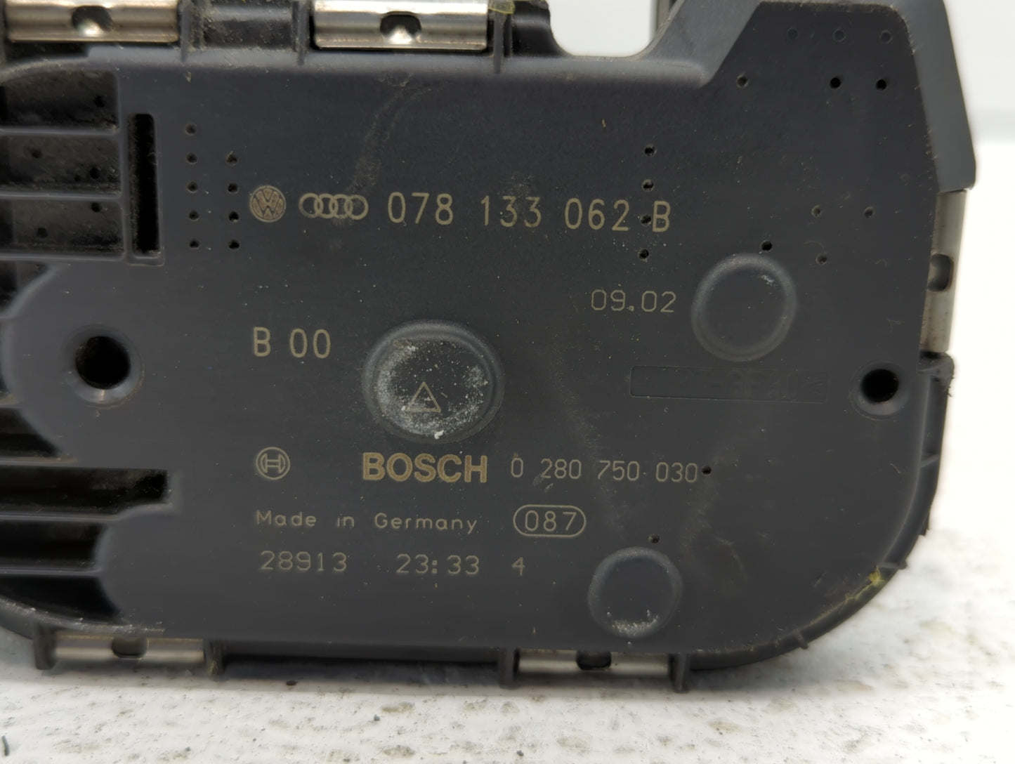 2000-2006 Audi A4 Throttle Body P/N:78 133 062 B Fits Fits 2000 2001 2002 2003 2004 2005 2006 OEM Used Auto Parts - Oemuseda