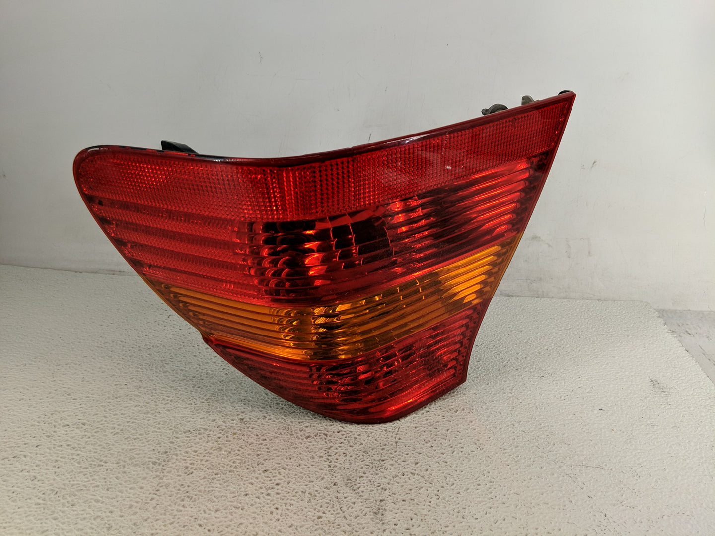 2002-2005 Bmw 325i Tail Light Assembly Passenger Right OEM P/N:6 907 934 Fits Fits 2002 2003 2004 2005 OEM Used Auto Parts -
