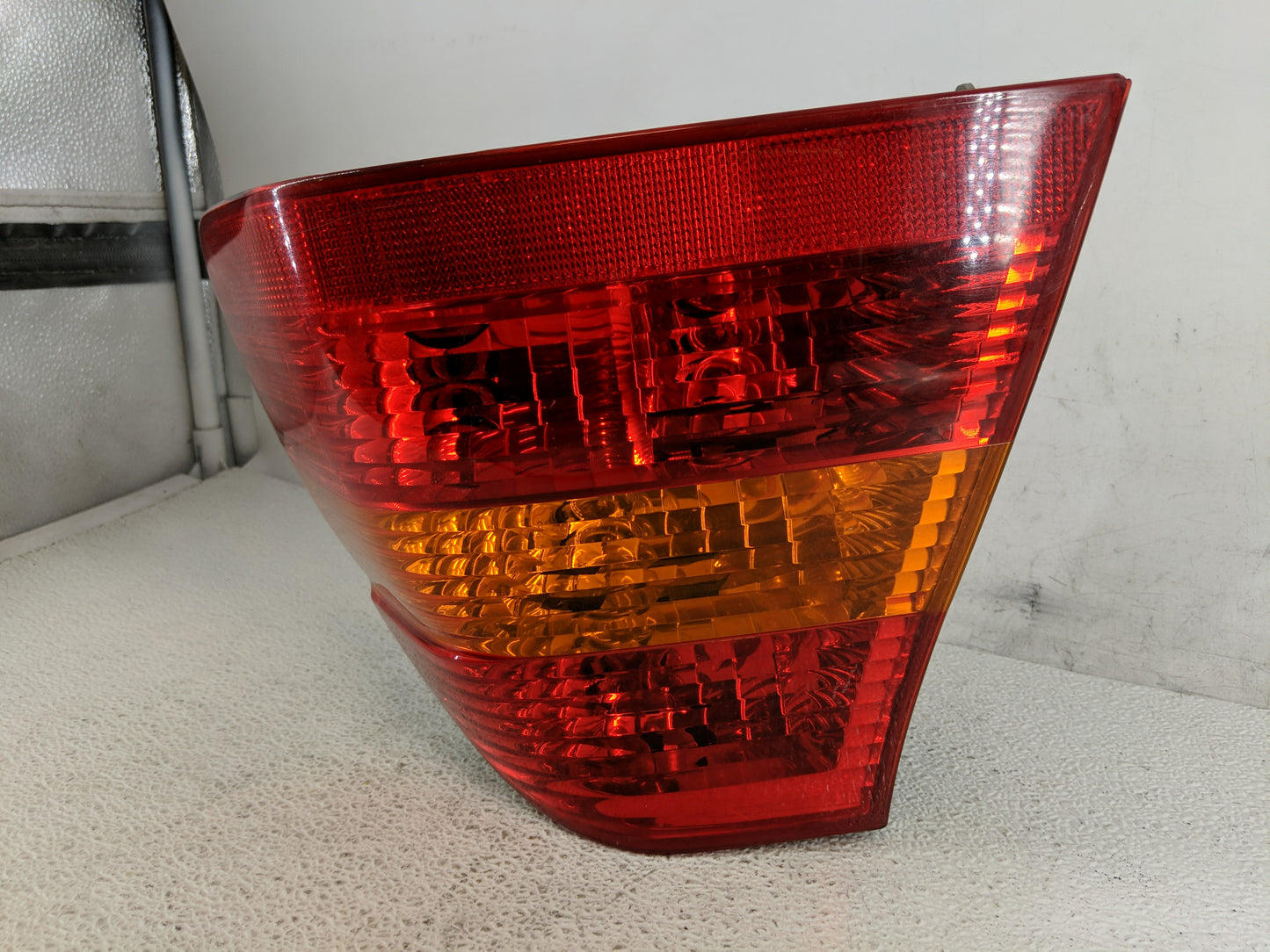 2002-2005 Bmw 325i Tail Light Assembly Passenger Right OEM P/N:6 907 934 Fits Fits 2002 2003 2004 2005 OEM Used Auto Parts -