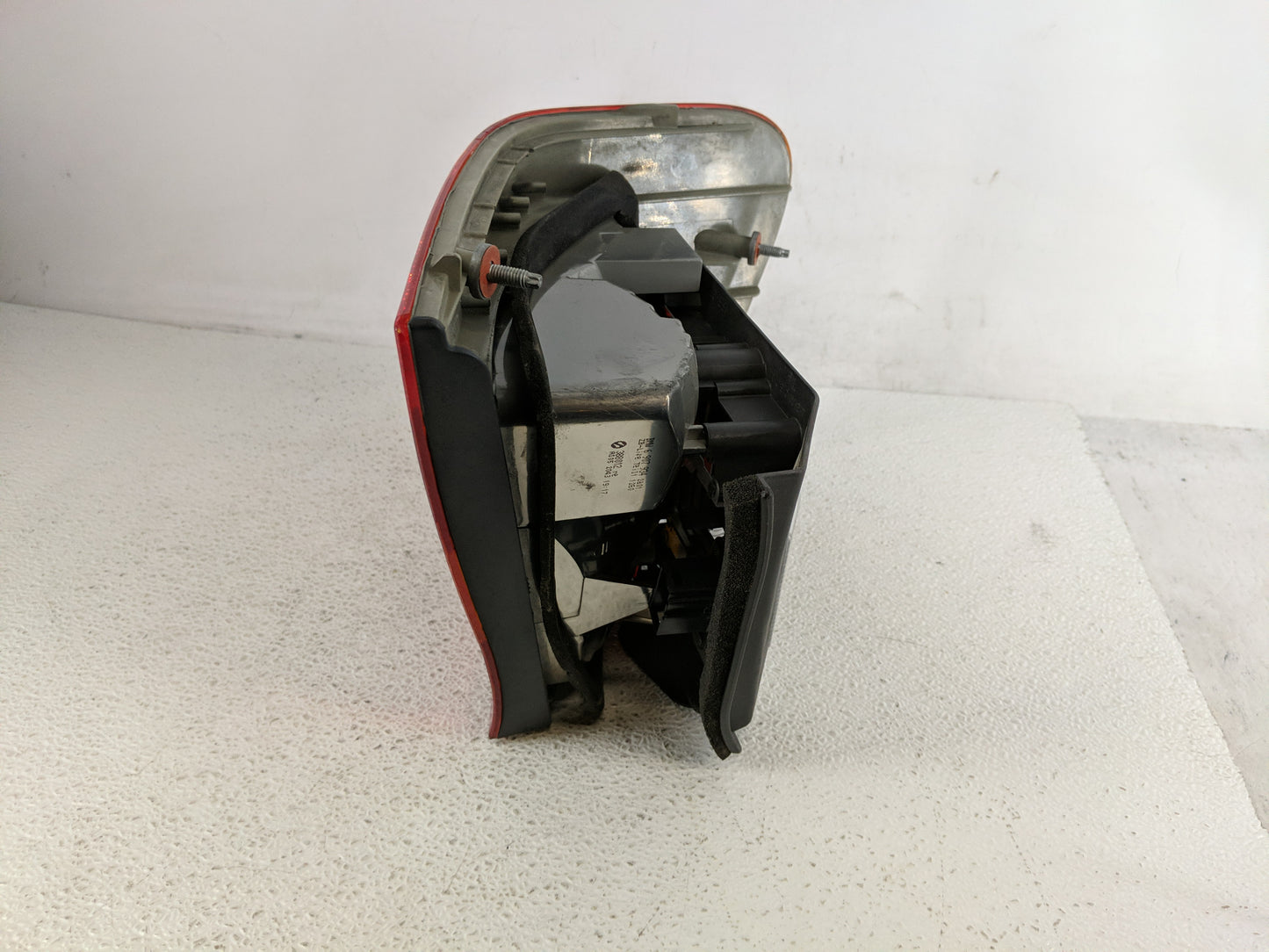 2002-2005 Bmw 325i Tail Light Assembly Passenger Right OEM P/N:6 907 934 Fits Fits 2002 2003 2004 2005 OEM Used Auto Parts -