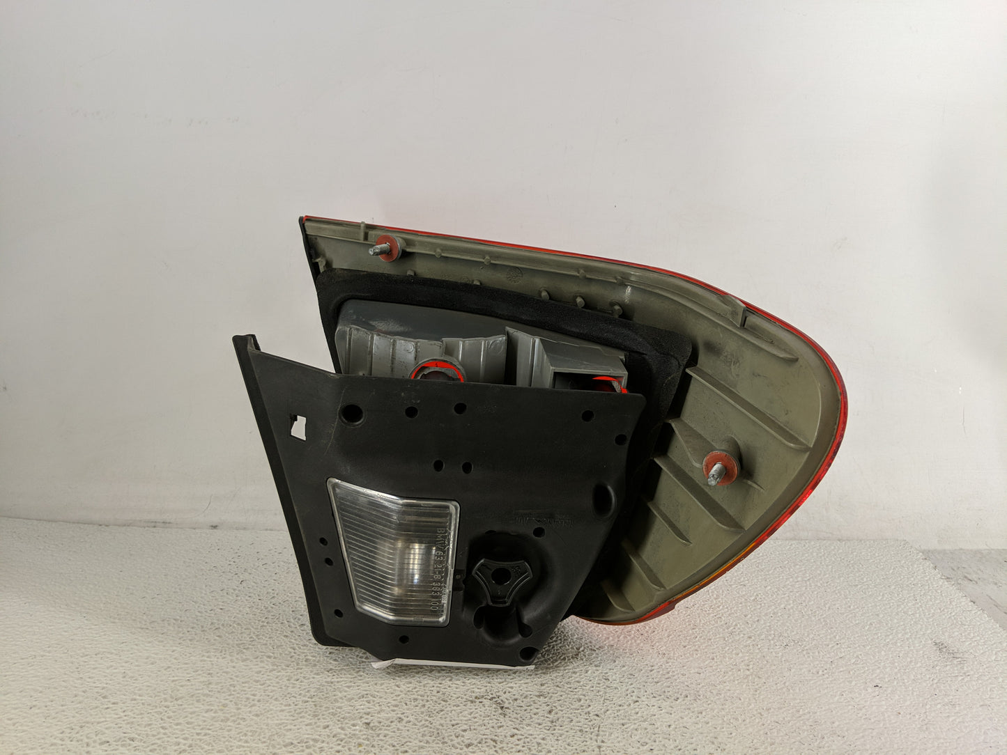 2002-2005 Bmw 325i Tail Light Assembly Passenger Right OEM P/N:6 907 934 Fits Fits 2002 2003 2004 2005 OEM Used Auto Parts -