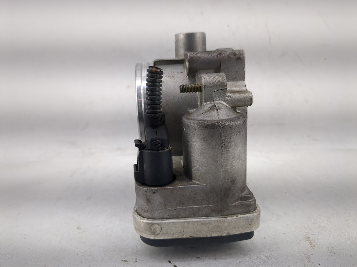 2002-2005 Bmw 325i Throttle Body P/N:1354 7 515 196-04 Fits Fits 2002 2003 2004 2005 OEM Used Auto Parts - Oemusedautoparts1