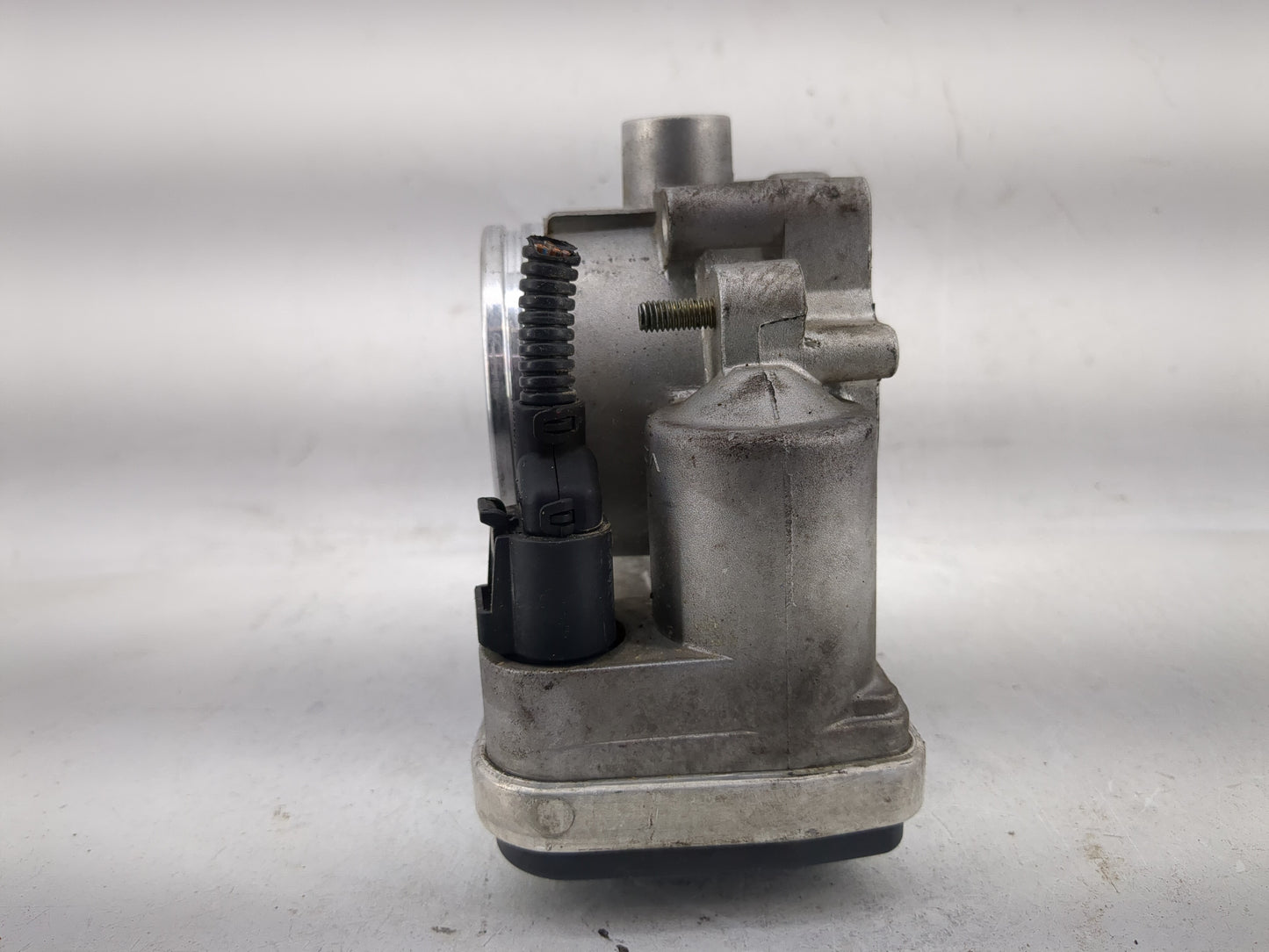 2002-2005 Bmw 325i Throttle Body P/N:1354 7 515 196-04 Fits Fits 2002 2003 2004 2005 OEM Used Auto Parts - Oemusedautoparts1