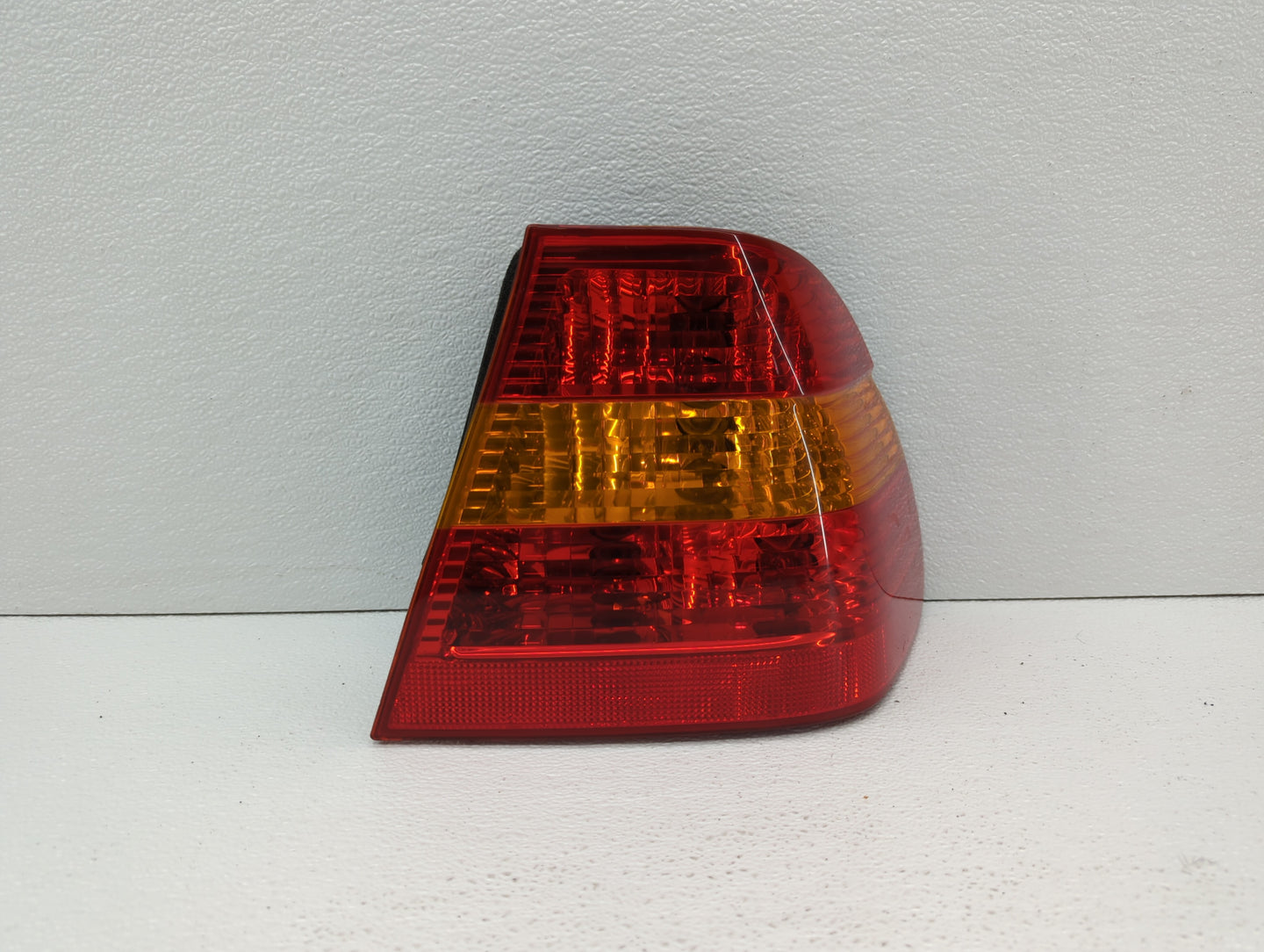 2002-2005 Bmw 325i Tail Light Assembly Passenger Right OEM P/N:6 907 934 6 946 534 Fits Fits 2002 2003 2004 2005 OEM Used Au