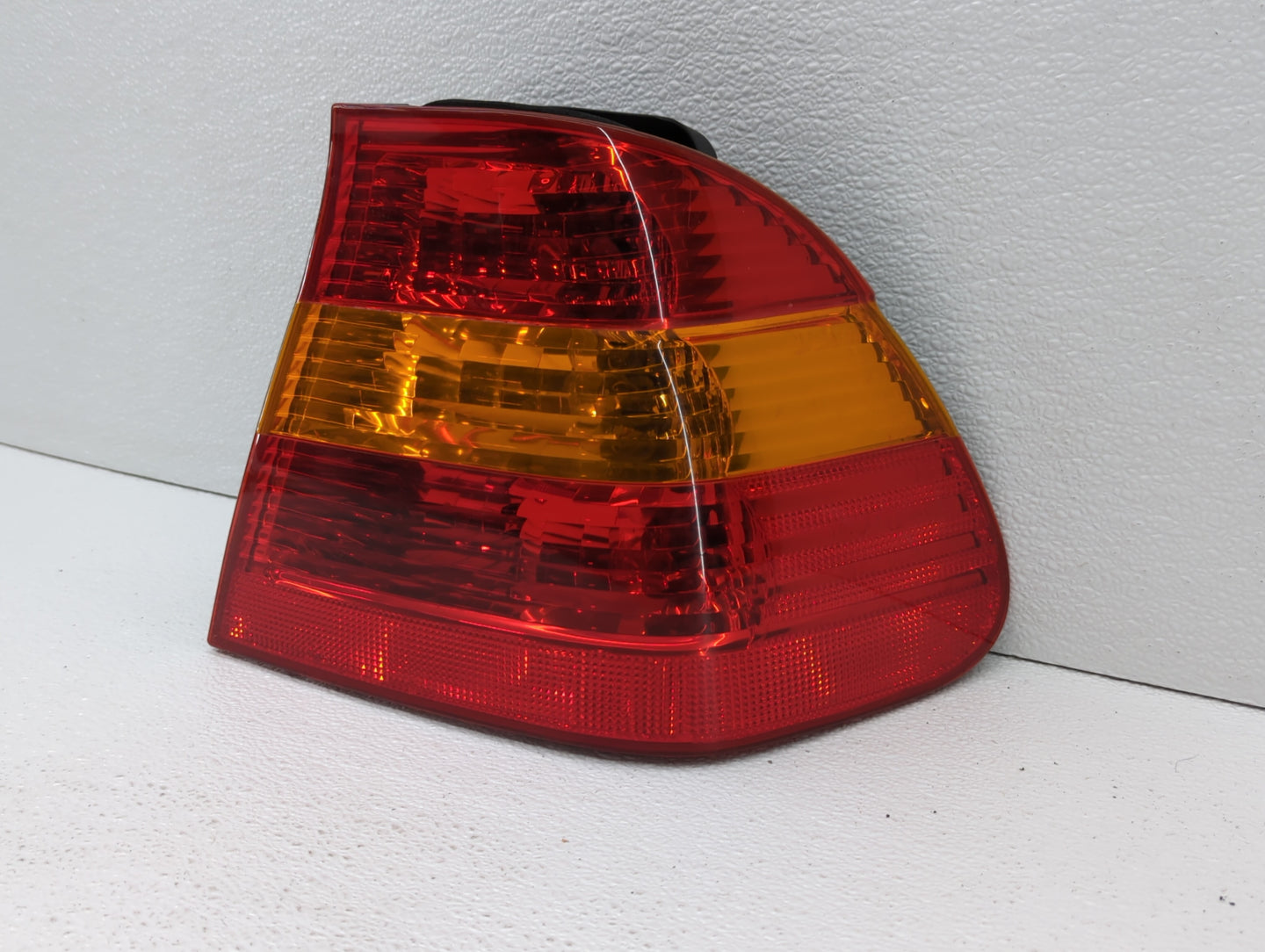 2002-2005 Bmw 325i Tail Light Assembly Passenger Right OEM P/N:6 907 934 6 946 534 Fits Fits 2002 2003 2004 2005 OEM Used Au