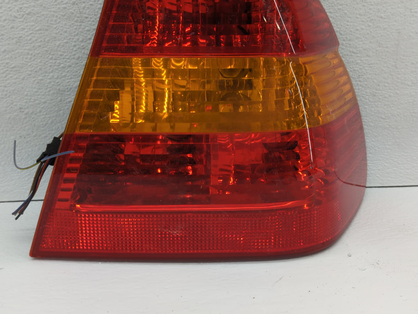 2002-2005 Bmw 325i Tail Light Assembly Passenger Right OEM P/N:6 907 934 Fits Fits 2002 2003 2004 2005 OEM Used Auto Parts -