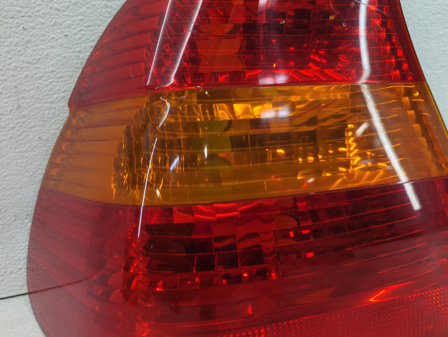 2002-2005 Bmw 325i Tail Light Assembly Driver Left OEM P/N:8 383 099 6 946 533, 6 907 933 Fits Fits 2002 2003 2004 2005 OEM 